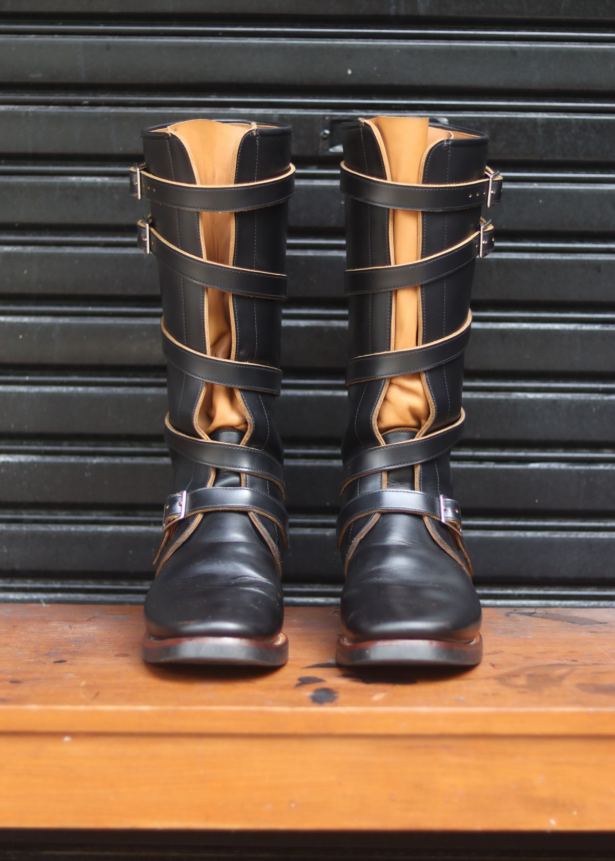 Photo by januardwijuang on November 4, 2025 of the Briselblack The Hanker Tanker Boots in S.B. Foot Black Dawson.