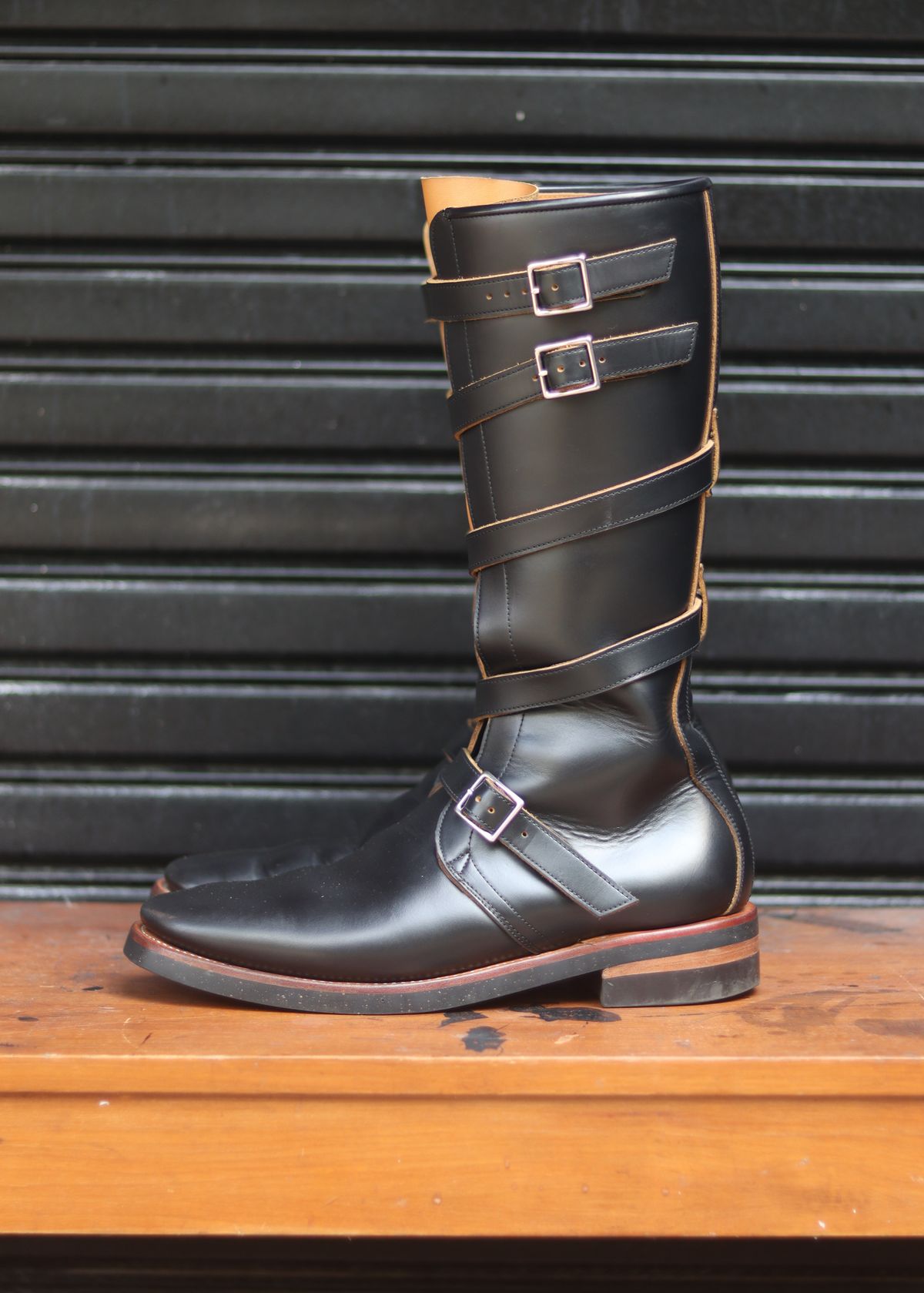 Photo by januardwijuang on November 4, 2025 of the Briselblack The Hanker Tanker Boots in S.B. Foot Black Dawson.