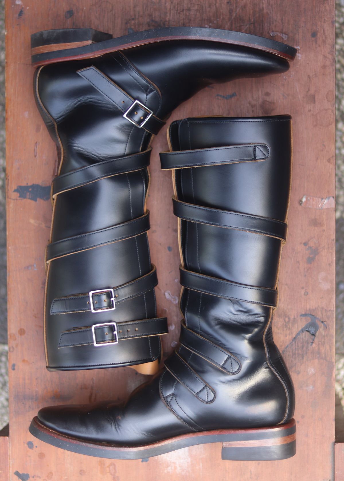 Photo by januardwijuang on November 4, 2025 of the Briselblack The Hanker Tanker Boots in S.B. Foot Black Dawson.