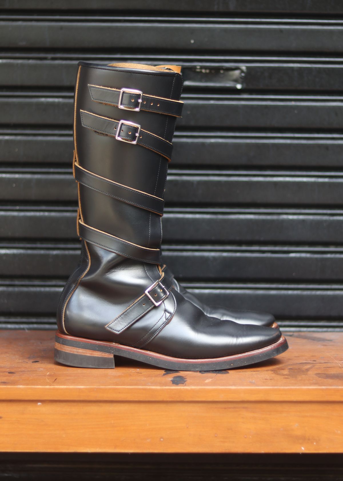 Photo by januardwijuang on November 4, 2025 of the Briselblack The Hanker Tanker Boots in S.B. Foot Black Dawson.