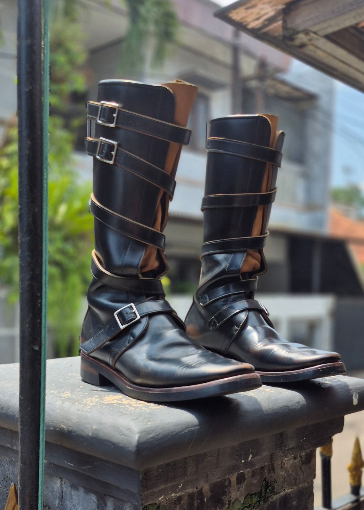 Photo by januardwijuang on December 12, 2025 of the Briselblack The Hanker Tanker Boots in S.B. Foot Black Dawson.