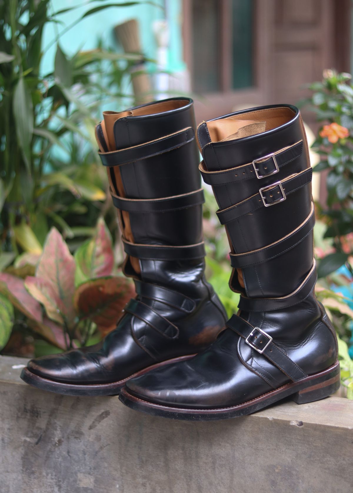 Photo by januardwijuang on December 31, 2025 of the Briselblack The Hanker Tanker Boots in S.B. Foot Black Dawson.