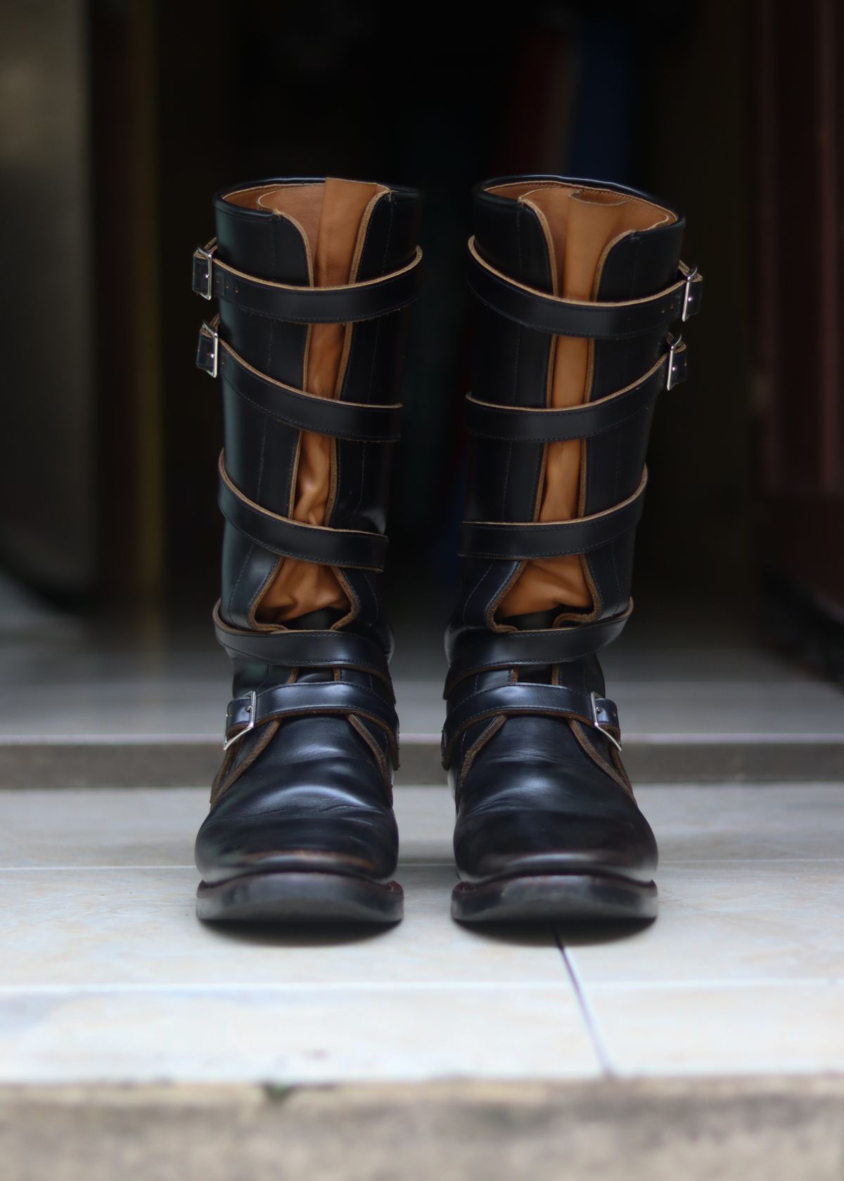 Photo by januardwijuang on December 31, 2025 of the Briselblack The Hanker Tanker Boots in S.B. Foot Black Dawson.