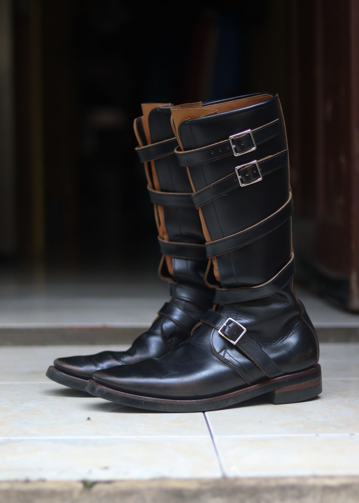 Photo by januardwijuang on December 31, 2025 of the Briselblack The Hanker Tanker Boots in S.B. Foot Black Dawson.