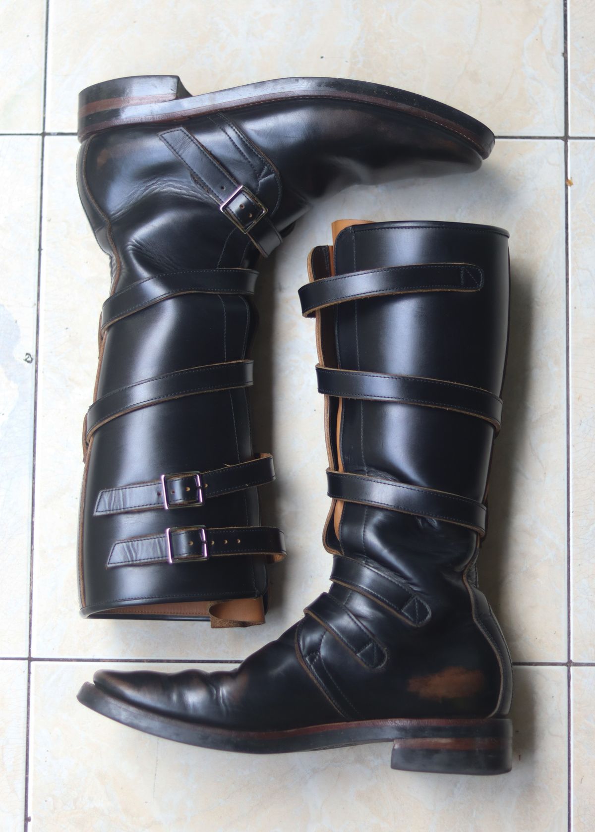 Photo by januardwijuang on December 31, 2025 of the Briselblack The Hanker Tanker Boots in S.B. Foot Black Dawson.