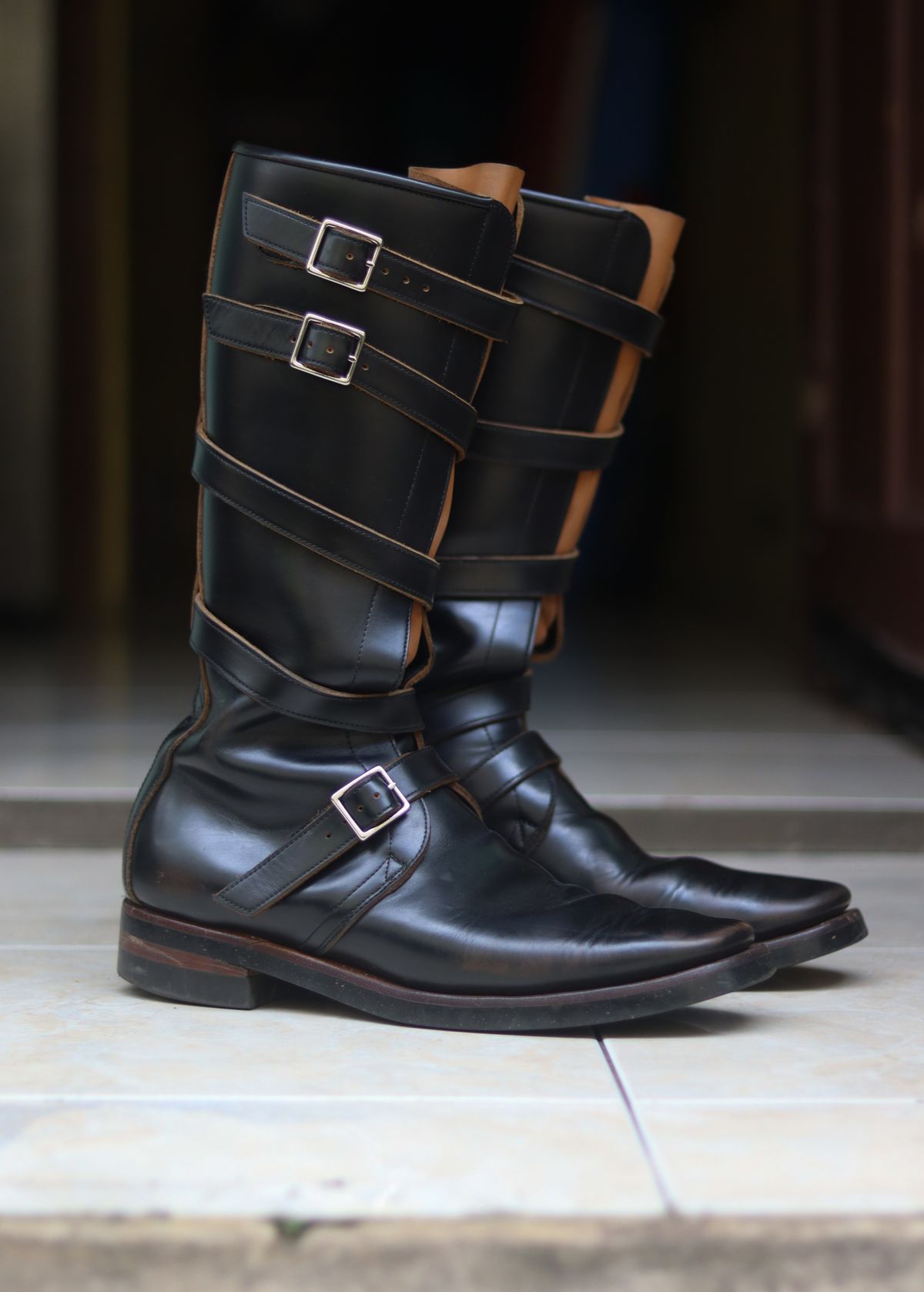 Photo by januardwijuang on December 31, 2025 of the Briselblack The Hanker Tanker Boots in S.B. Foot Black Dawson.