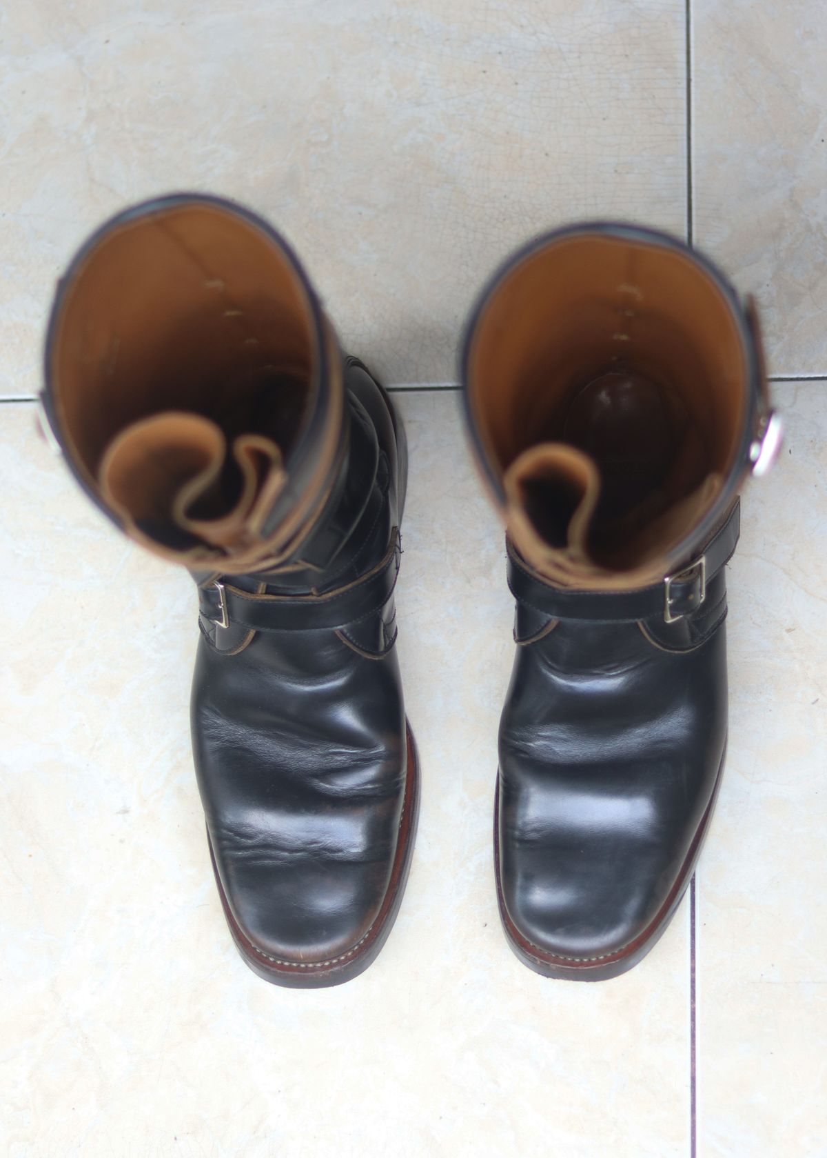 Photo by januardwijuang on December 31, 2025 of the Briselblack The Hanker Tanker Boots in S.B. Foot Black Dawson.