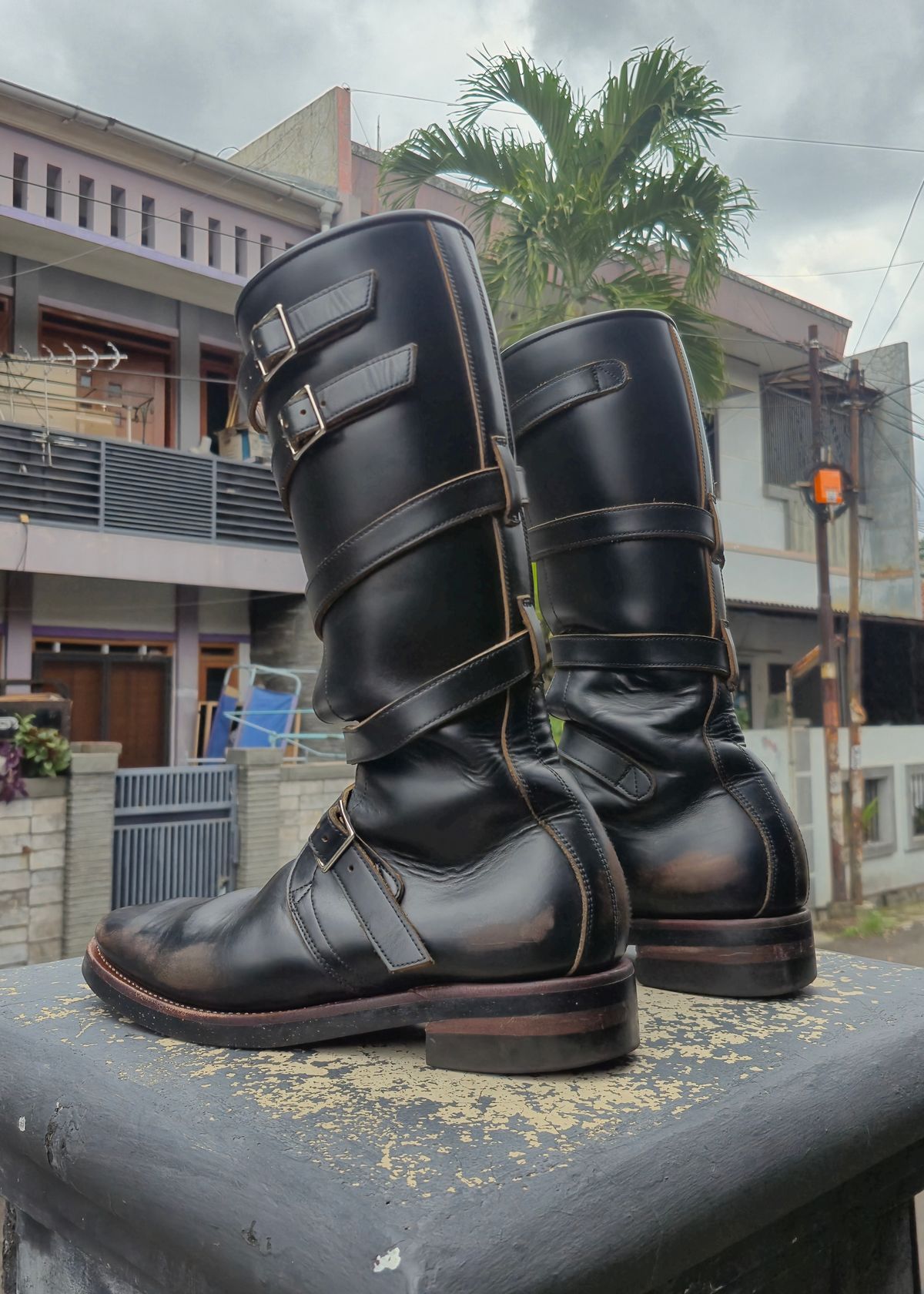 Photo by januardwijuang on January 22, 2026 of the Briselblack The Hanker Tanker Boots in S.B. Foot Black Dawson.
