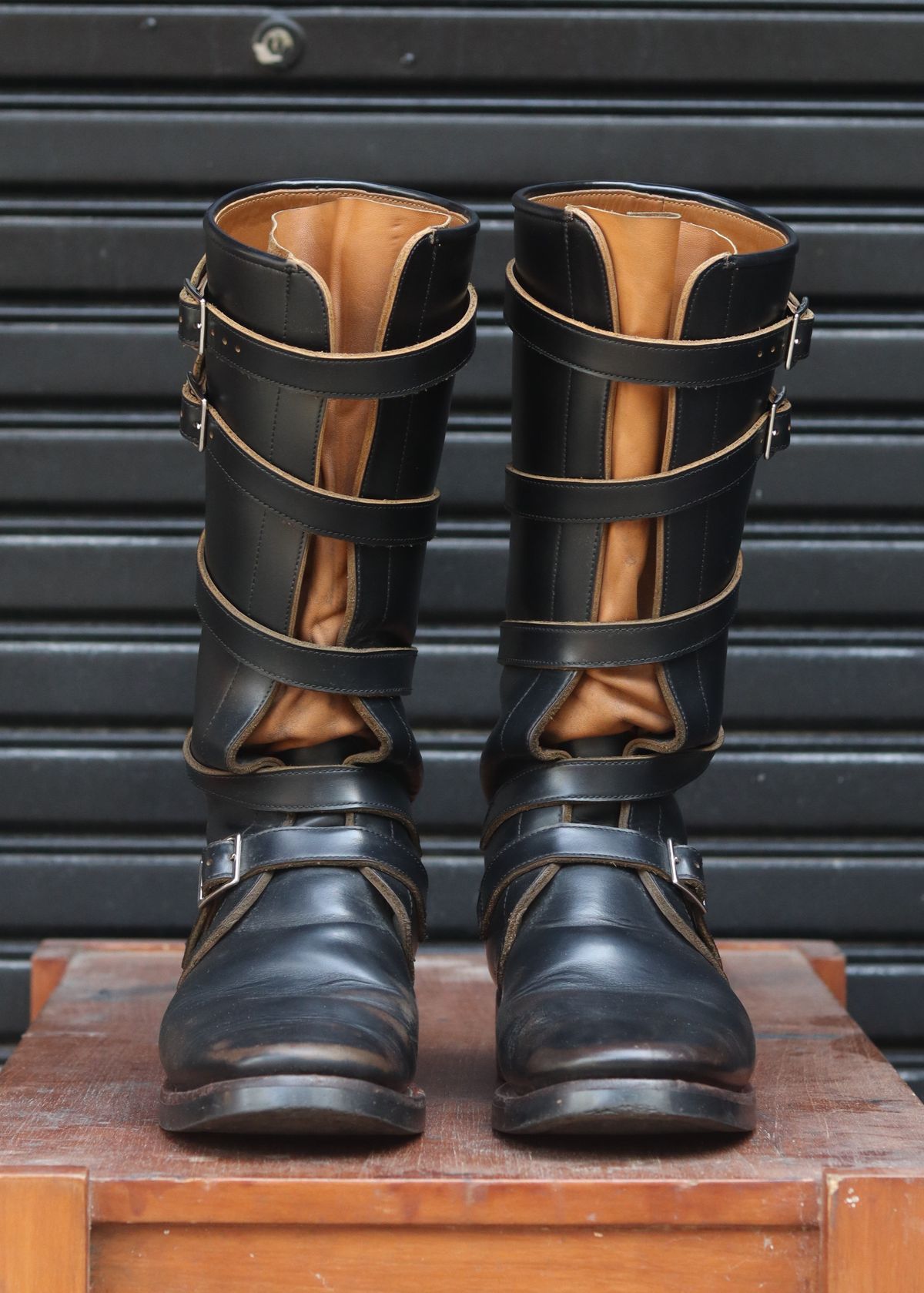 Photo by januardwijuang on February 3, 2026 of the Briselblack The Hanker Tanker Boots in S.B. Foot Black Dawson.