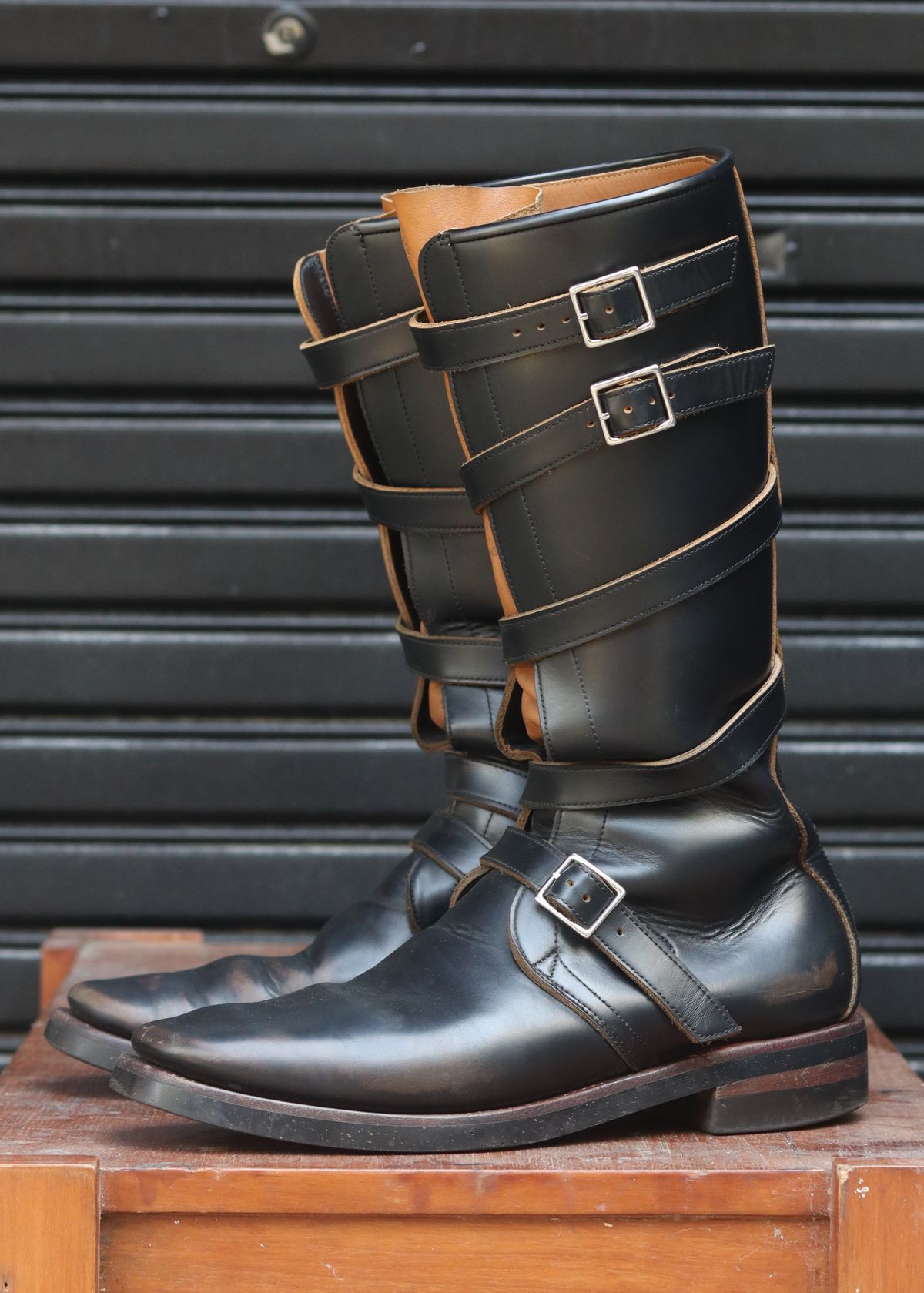 Photo by januardwijuang on February 3, 2026 of the Briselblack The Hanker Tanker Boots in S.B. Foot Black Dawson.