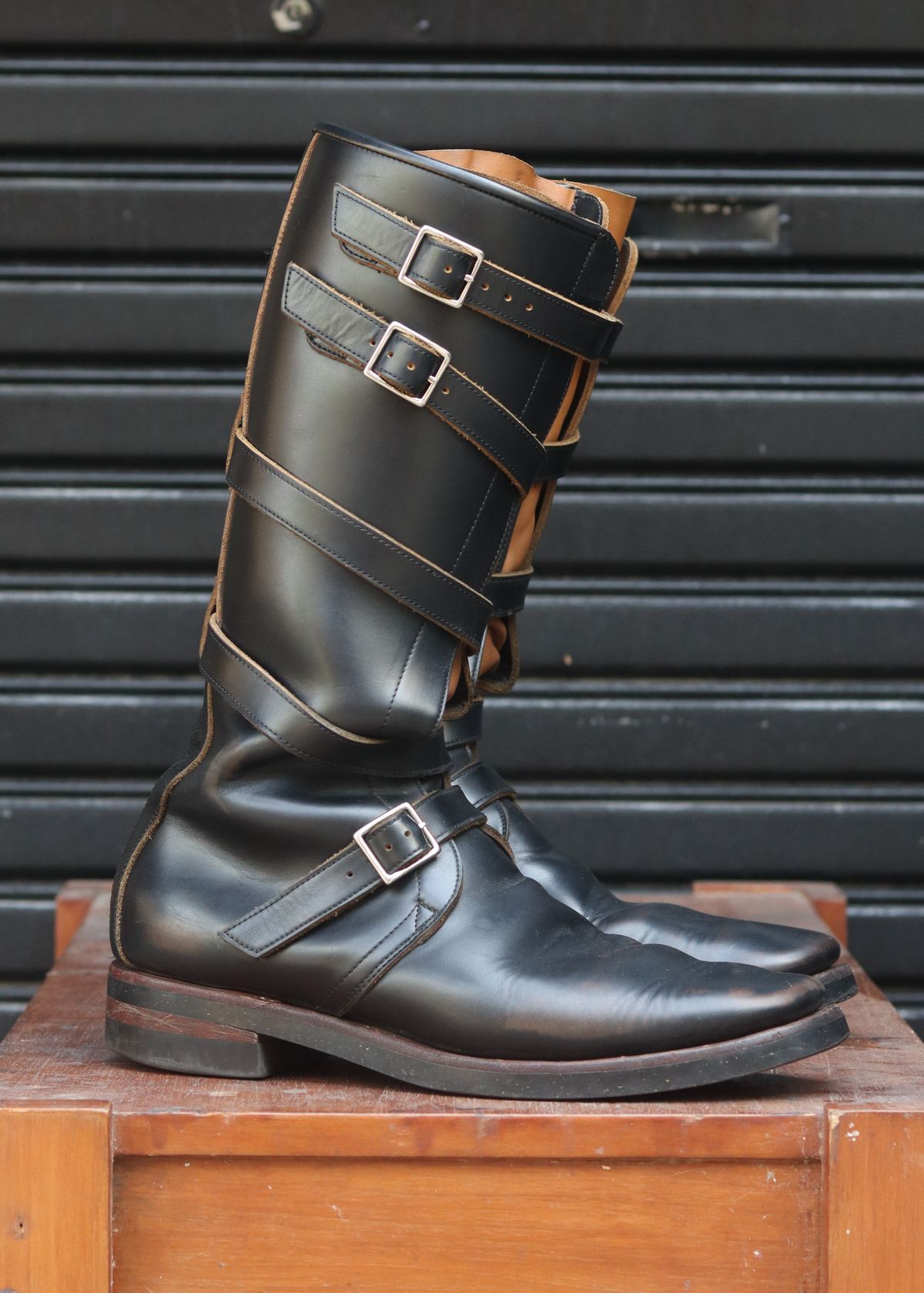 Photo by januardwijuang on February 3, 2026 of the Briselblack The Hanker Tanker Boots in S.B. Foot Black Dawson.