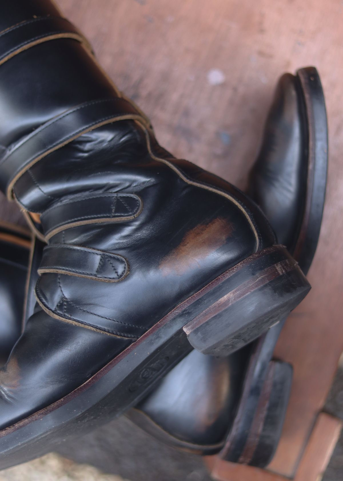 Photo by januardwijuang on March 1, 2026 of the Briselblack The Hanker Tanker Boots in S.B. Foot Black Dawson.