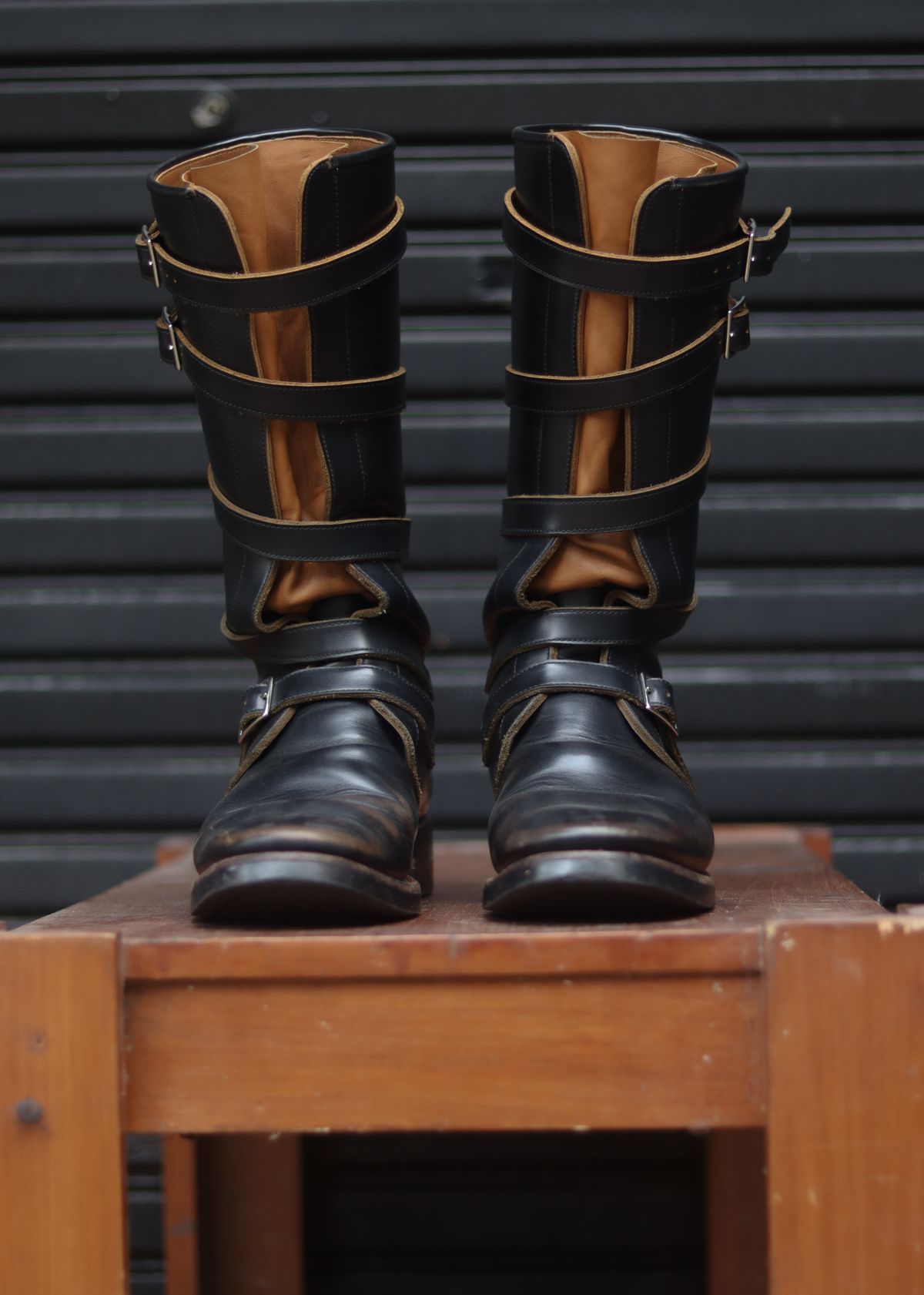 Photo by januardwijuang on March 1, 2026 of the Briselblack The Hanker Tanker Boots in S.B. Foot Black Dawson.