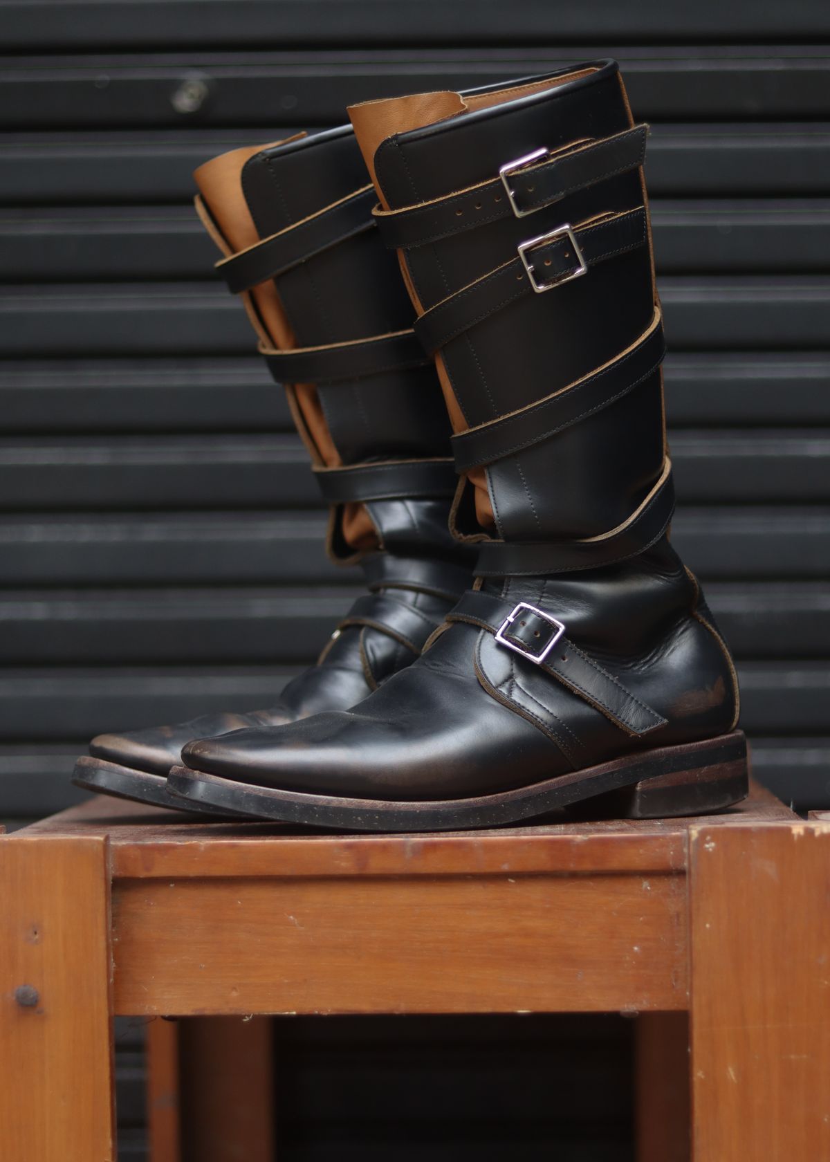 Photo by januardwijuang on March 1, 2026 of the Briselblack The Hanker Tanker Boots in S.B. Foot Black Dawson.
