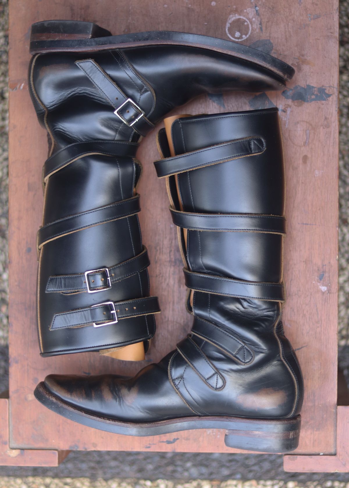 Photo by januardwijuang on March 1, 2026 of the Briselblack The Hanker Tanker Boots in S.B. Foot Black Dawson.