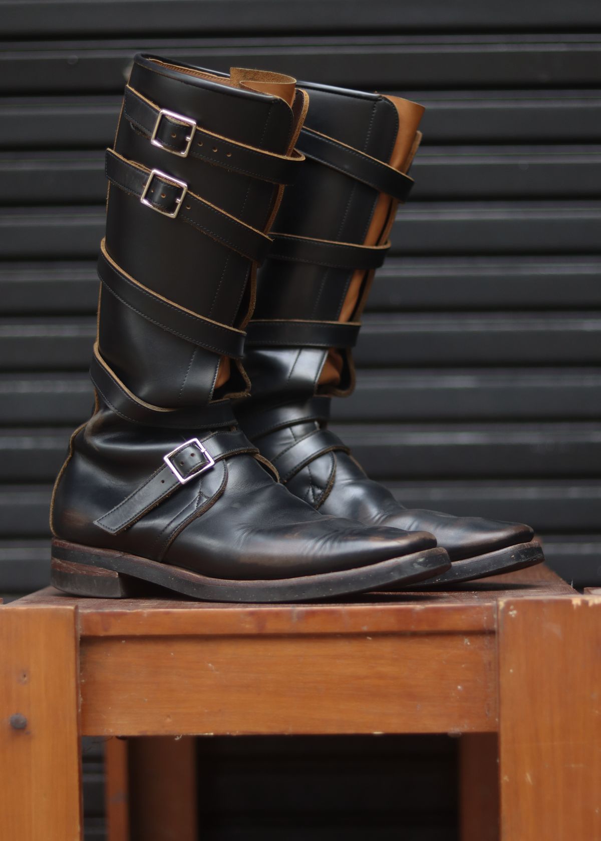 Photo by januardwijuang on March 1, 2026 of the Briselblack The Hanker Tanker Boots in S.B. Foot Black Dawson.