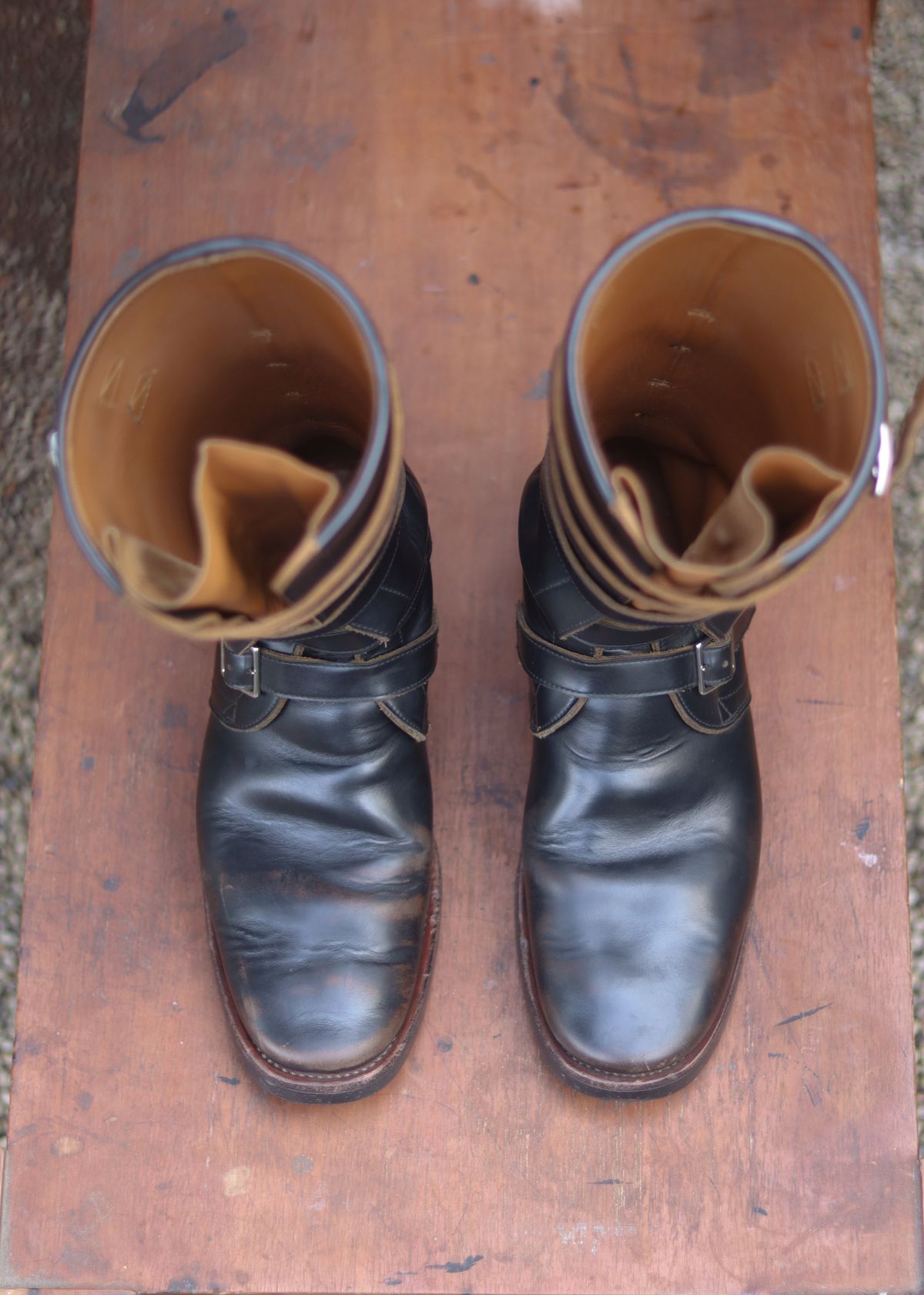 Photo by januardwijuang on March 1, 2026 of the Briselblack The Hanker Tanker Boots in S.B. Foot Black Dawson.