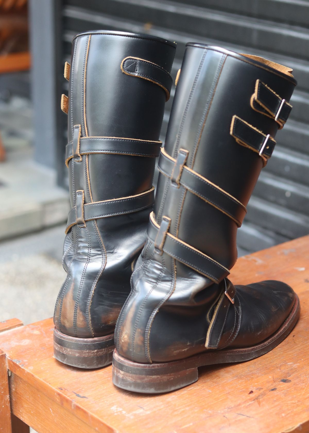 Photo by januardwijuang on March 31, 2026 of the Briselblack The Hanker Tanker Boots in S.B. Foot Black Dawson.