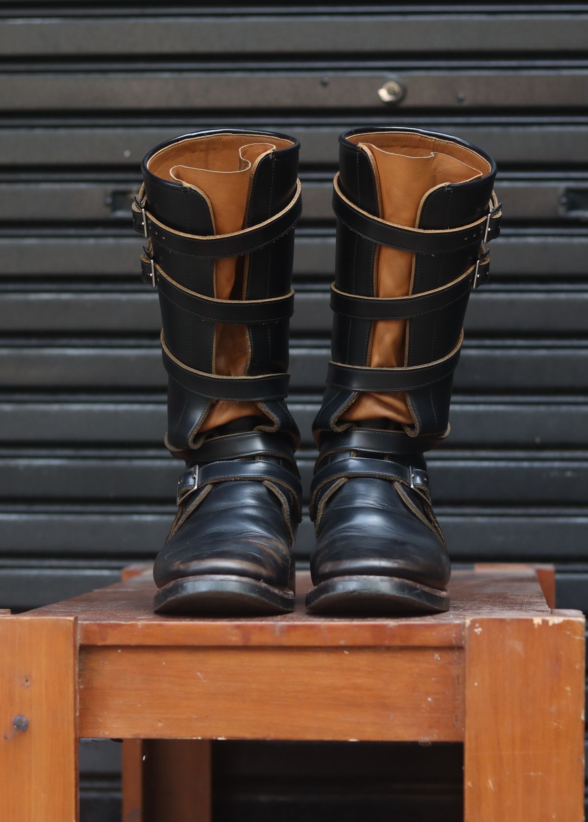 Photo by januardwijuang on March 31, 2026 of the Briselblack The Hanker Tanker Boots in S.B. Foot Black Dawson.