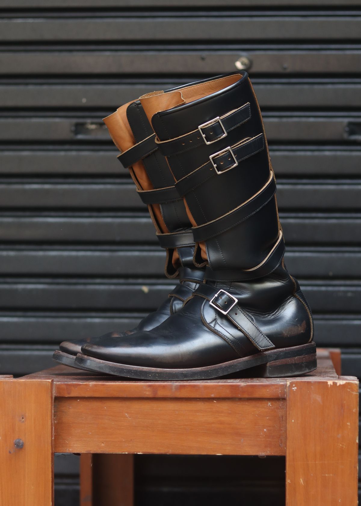 Photo by januardwijuang on March 31, 2026 of the Briselblack The Hanker Tanker Boots in S.B. Foot Black Dawson.