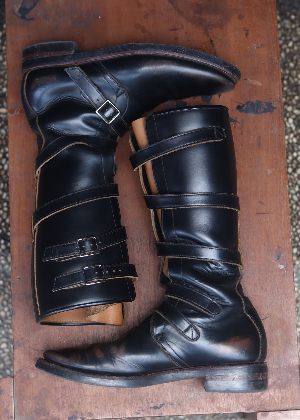 Photo by januardwijuang on March 31, 2026 of the Briselblack The Hanker Tanker Boots in S.B. Foot Black Dawson.