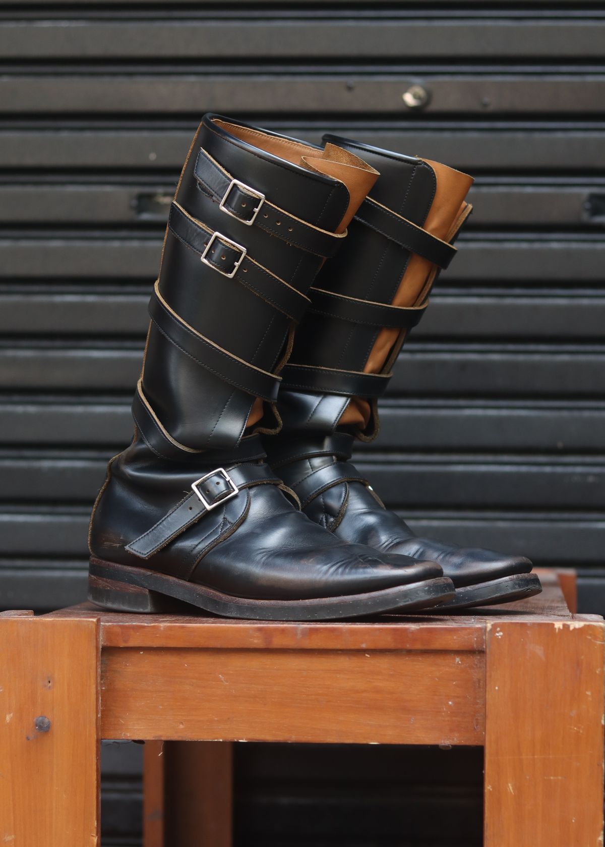 Photo by januardwijuang on March 31, 2026 of the Briselblack The Hanker Tanker Boots in S.B. Foot Black Dawson.