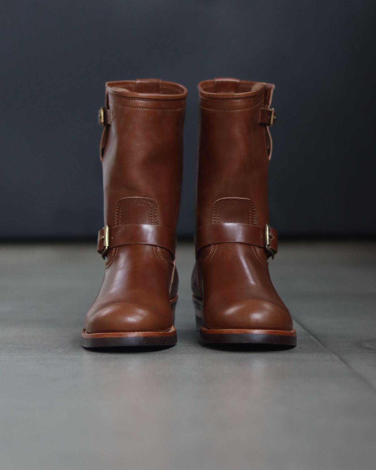 Photo by januardwijuang on October 1, 2024 of the Briselblack The Keeper 'Type 2' Engineer Boot in Toscanello Waxed Horsebutt Maryam Tannery.