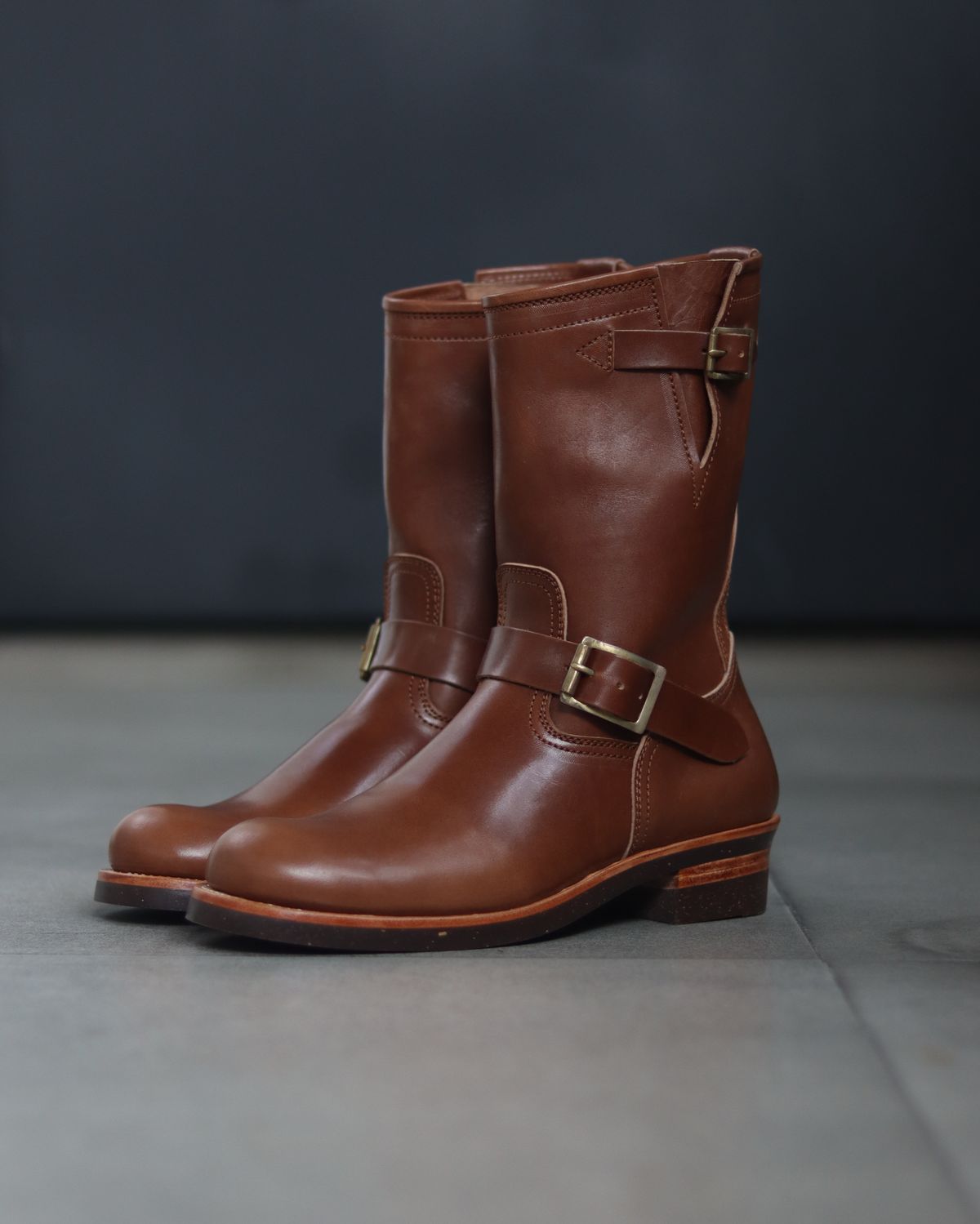 Photo by januardwijuang on October 1, 2024 of the Briselblack The Keeper 'Type 2' Engineer Boot in Toscanello Waxed Horsebutt Maryam Tannery.