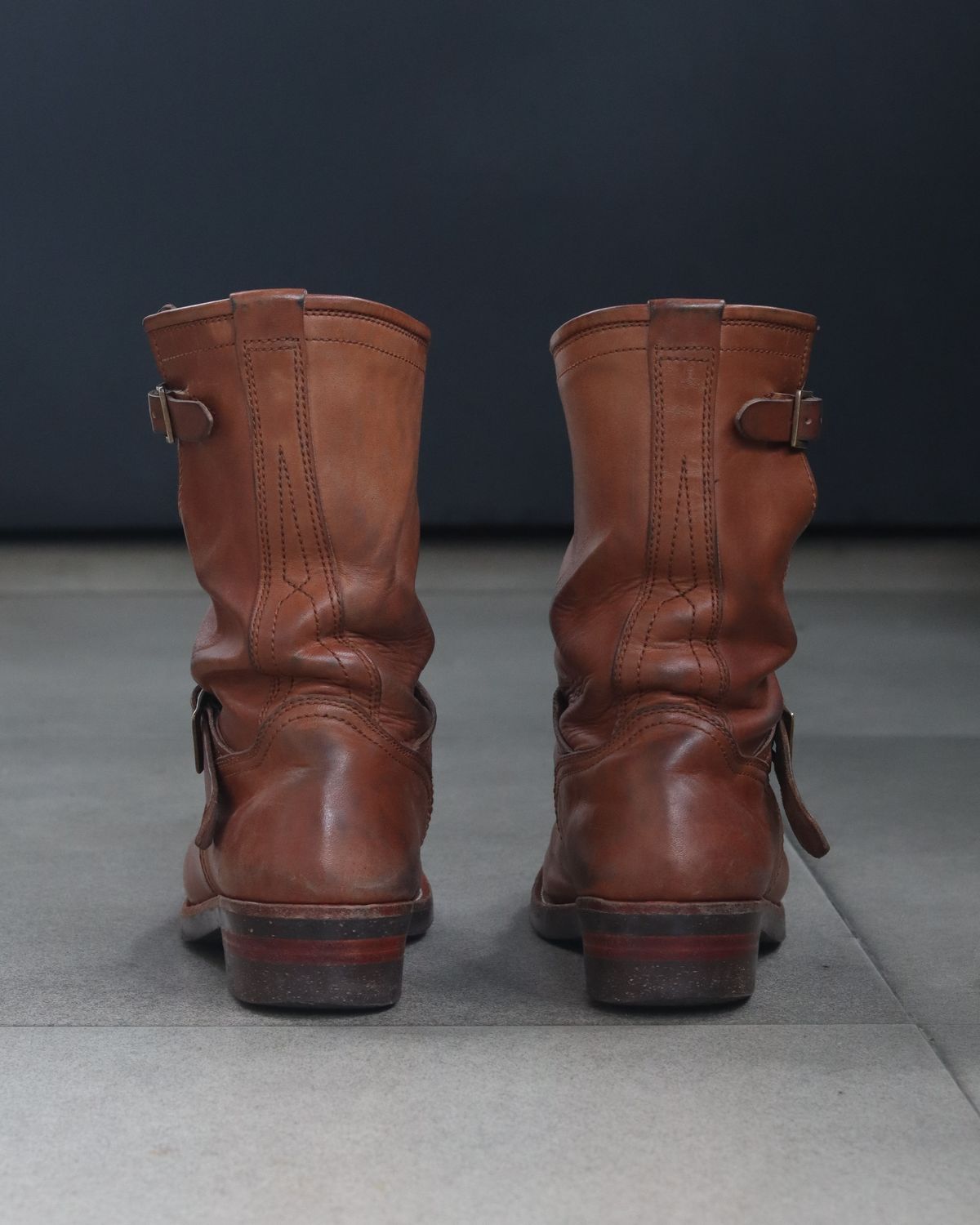 Photo by januardwijuang on November 2, 2024 of the Briselblack The Keeper 'Type 2' Engineer Boot in Toscanello Waxed Horsebutt Maryam Tannery.