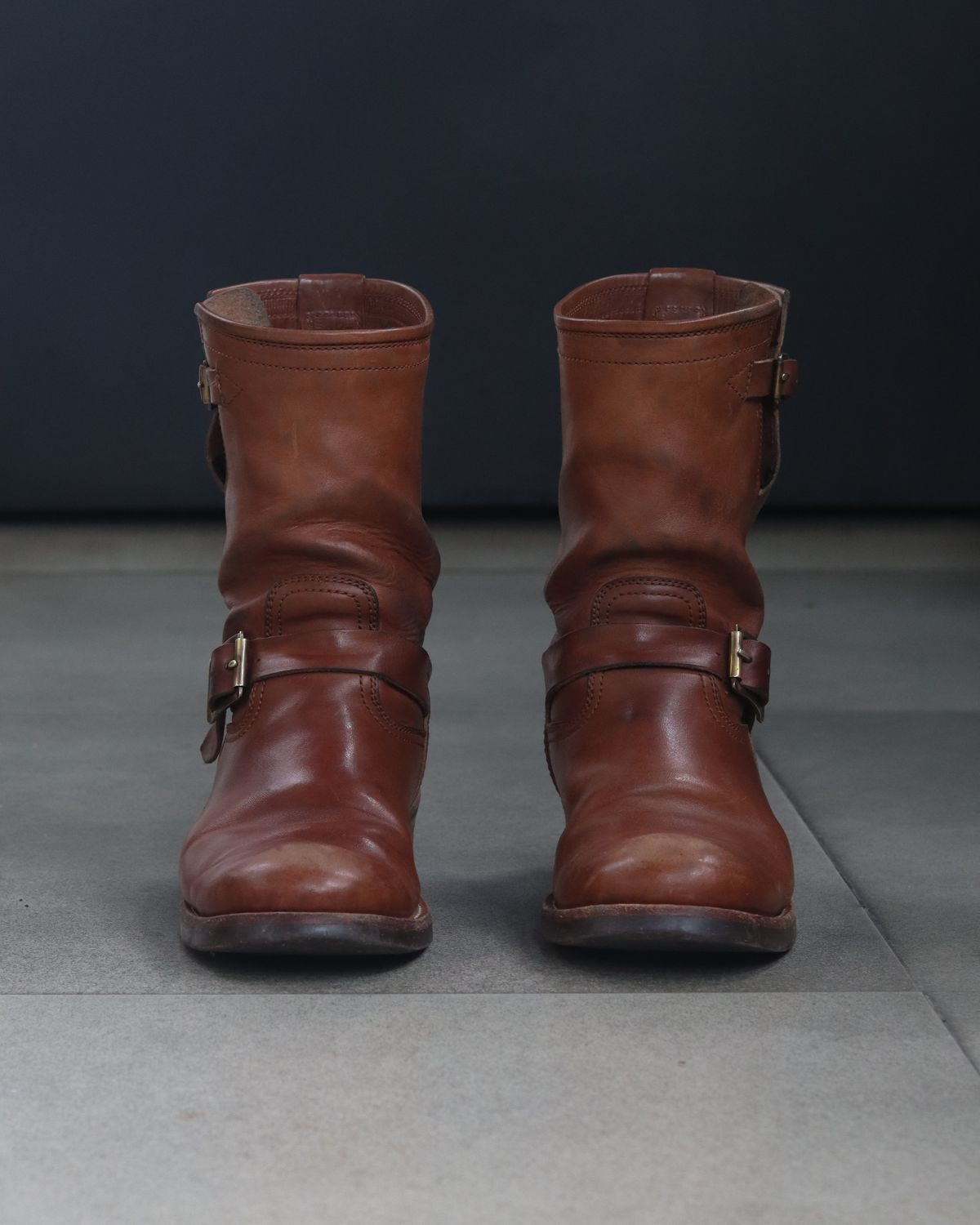 Photo by januardwijuang on November 2, 2024 of the Briselblack The Keeper 'Type 2' Engineer Boot in Toscanello Waxed Horsebutt Maryam Tannery.