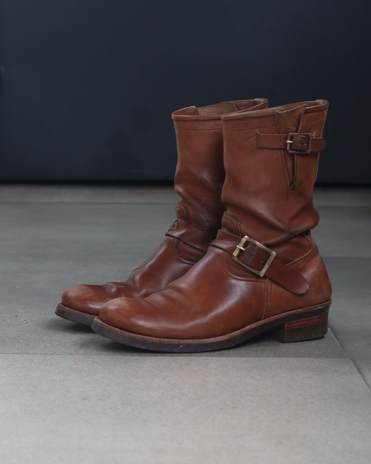 Photo by januardwijuang on November 2, 2024 of the Briselblack The Keeper 'Type 2' Engineer Boot in Toscanello Waxed Horsebutt Maryam Tannery.