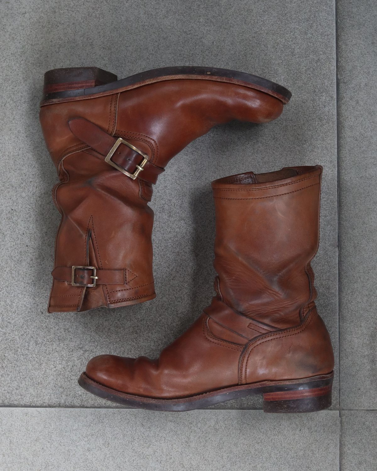 Photo by januardwijuang on November 2, 2024 of the Briselblack The Keeper 'Type 2' Engineer Boot in Toscanello Waxed Horsebutt Maryam Tannery.