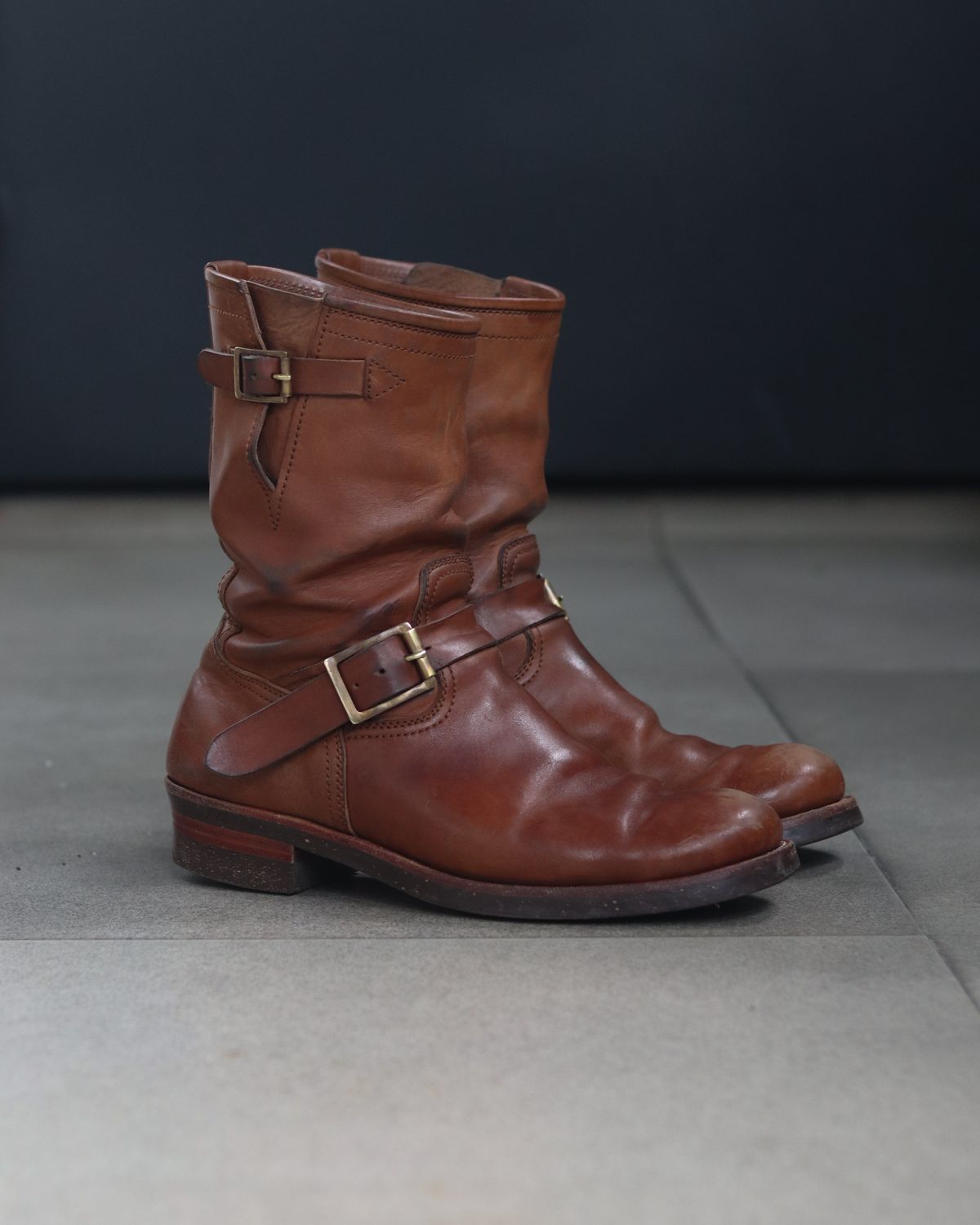 Photo by januardwijuang on November 2, 2024 of the Briselblack The Keeper 'Type 2' Engineer Boot in Toscanello Waxed Horsebutt Maryam Tannery.
