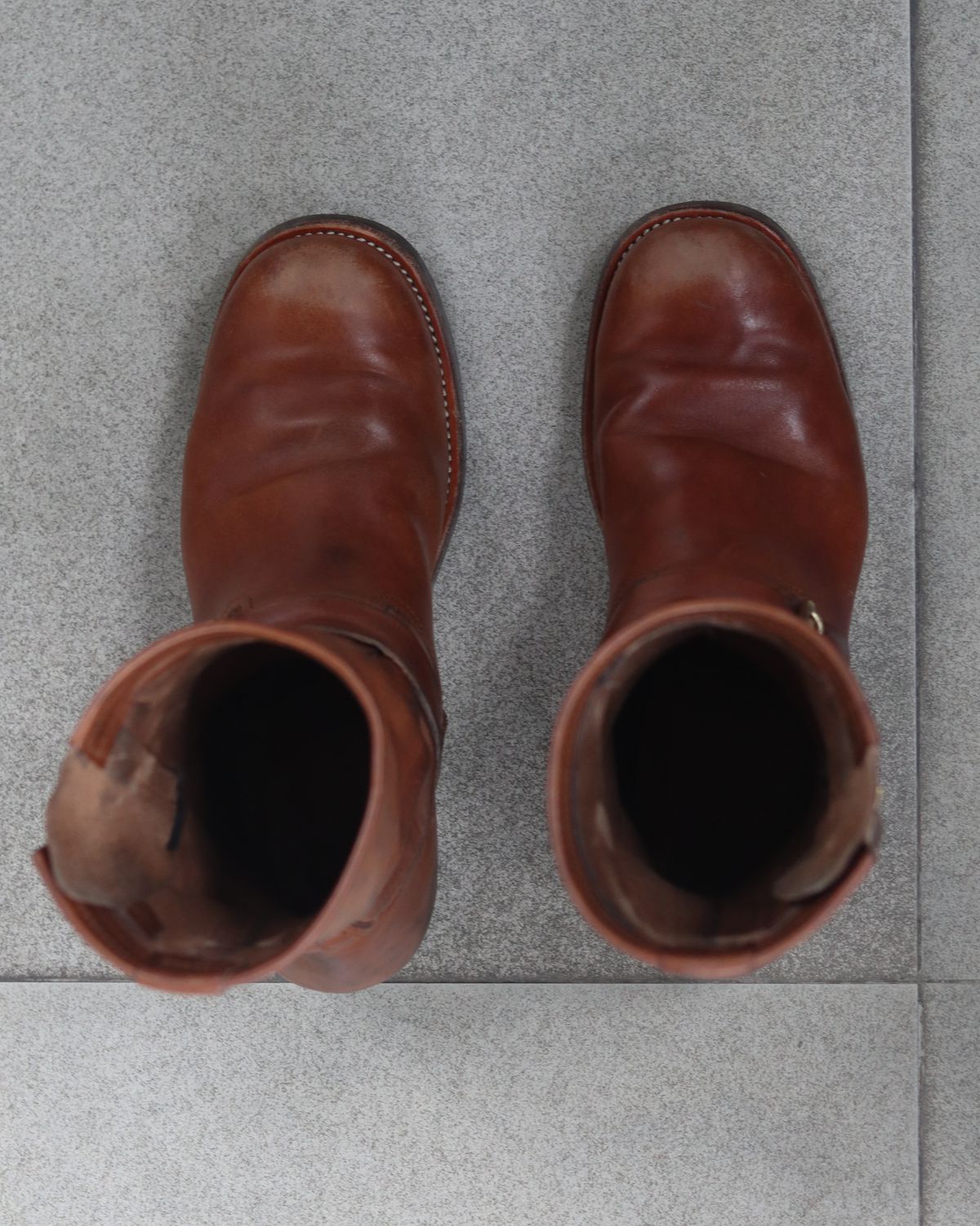 Photo by januardwijuang on November 2, 2024 of the Briselblack The Keeper 'Type 2' Engineer Boot in Toscanello Waxed Horsebutt Maryam Tannery.