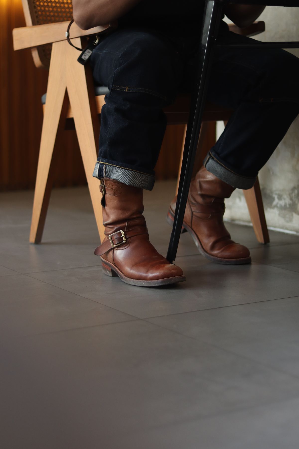 Photo by januardwijuang on October 25, 2024 of the Briselblack The Keeper 'Type 2' Engineer Boot in Toscanello Waxed Horsebutt Maryam Tannery.