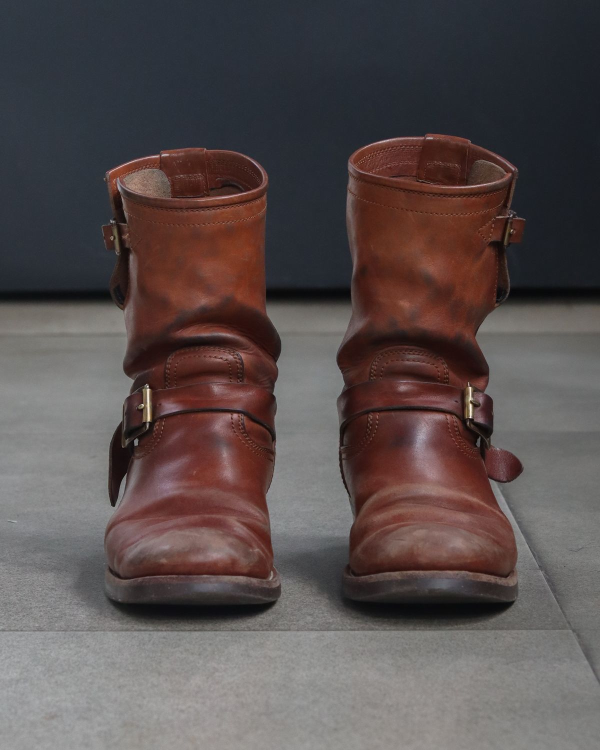 Photo by januardwijuang on December 1, 2024 of the Briselblack The Keeper 'Type 2' Engineer Boot in Toscanello Waxed Horsebutt Maryam Tannery.