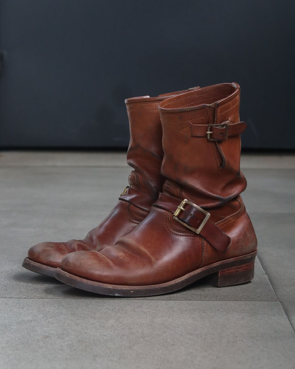 Photo by januardwijuang on December 1, 2024 of the Briselblack The Keeper 'Type 2' Engineer Boot in Toscanello Waxed Horsebutt Maryam Tannery.