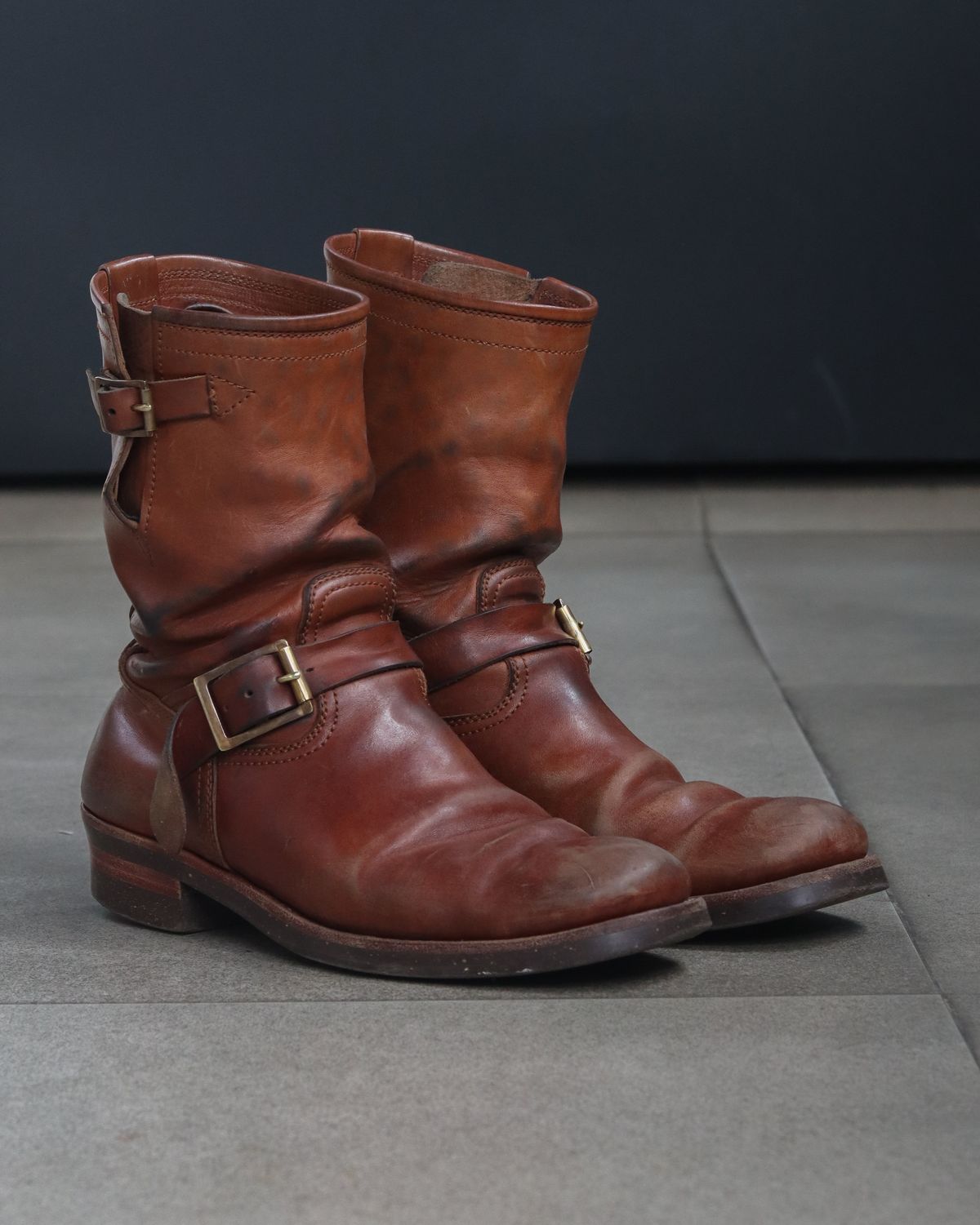 Photo by januardwijuang on December 1, 2024 of the Briselblack The Keeper 'Type 2' Engineer Boot in Toscanello Waxed Horsebutt Maryam Tannery.