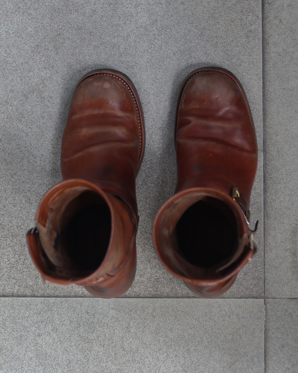 Photo by januardwijuang on December 1, 2024 of the Briselblack The Keeper 'Type 2' Engineer Boot in Toscanello Waxed Horsebutt Maryam Tannery.