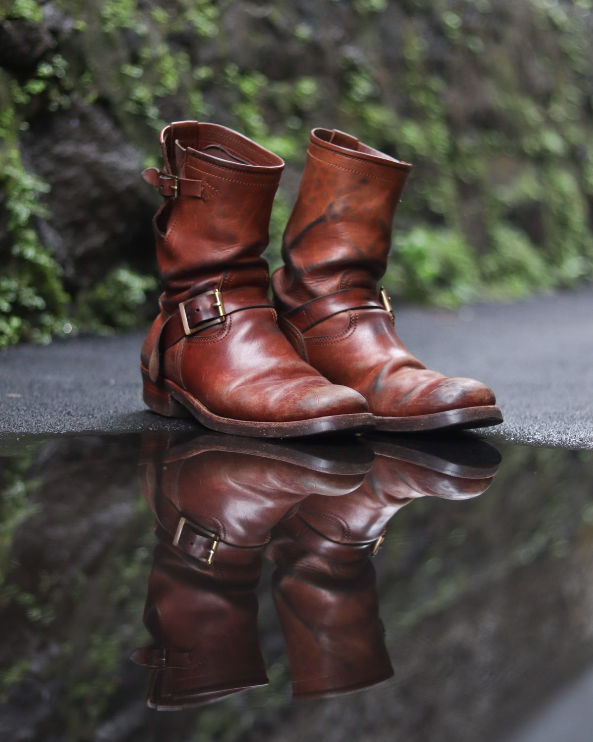 Photo by januardwijuang on December 16, 2024 of the Briselblack The Keeper 'Type 2' Engineer Boot in Toscanello Waxed Horsebutt Maryam Tannery.