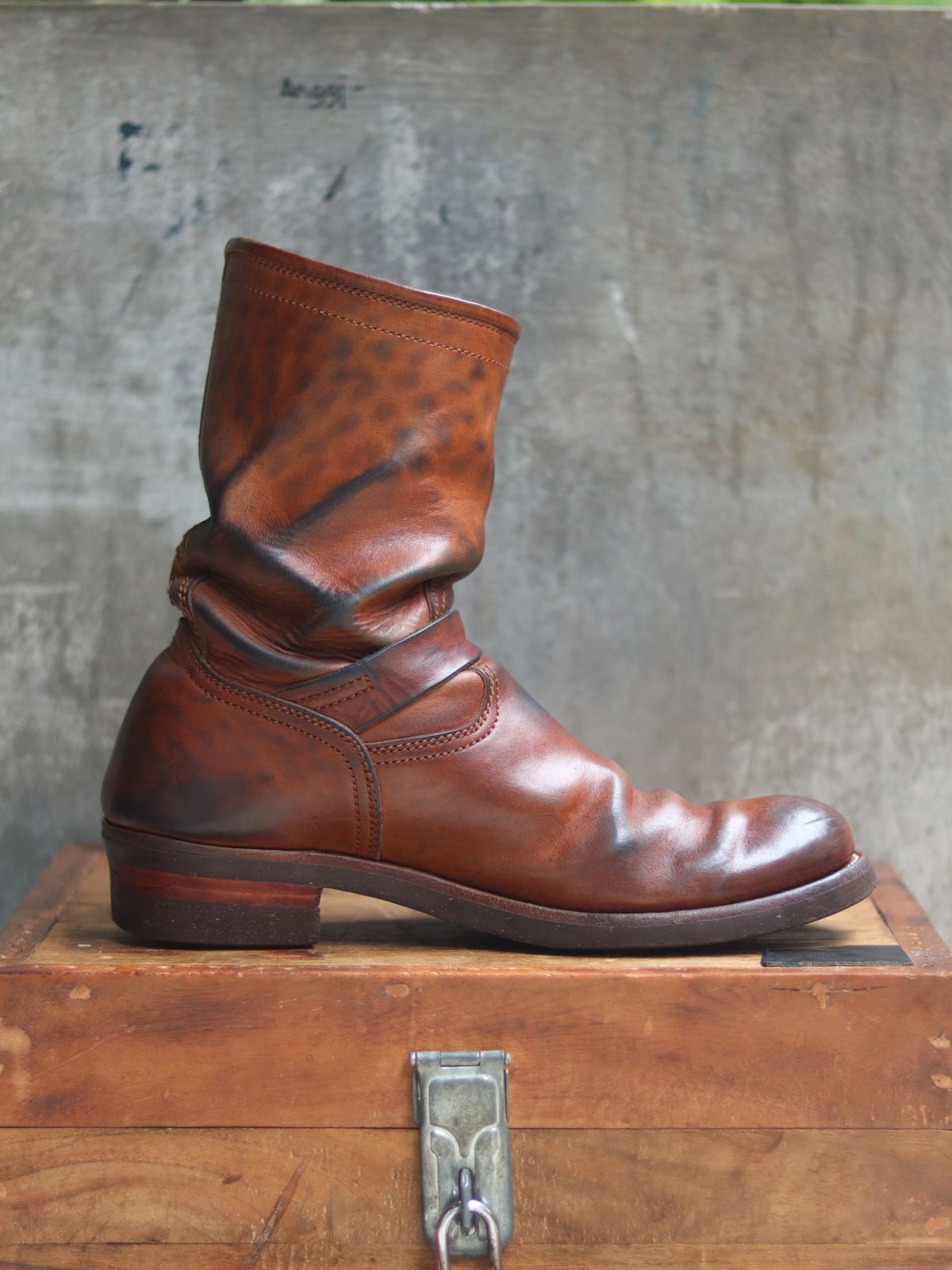 Photo by januardwijuang on December 24, 2024 of the Briselblack The Keeper 'Type 2' Engineer Boot in Toscanello Waxed Horsebutt Maryam Tannery.