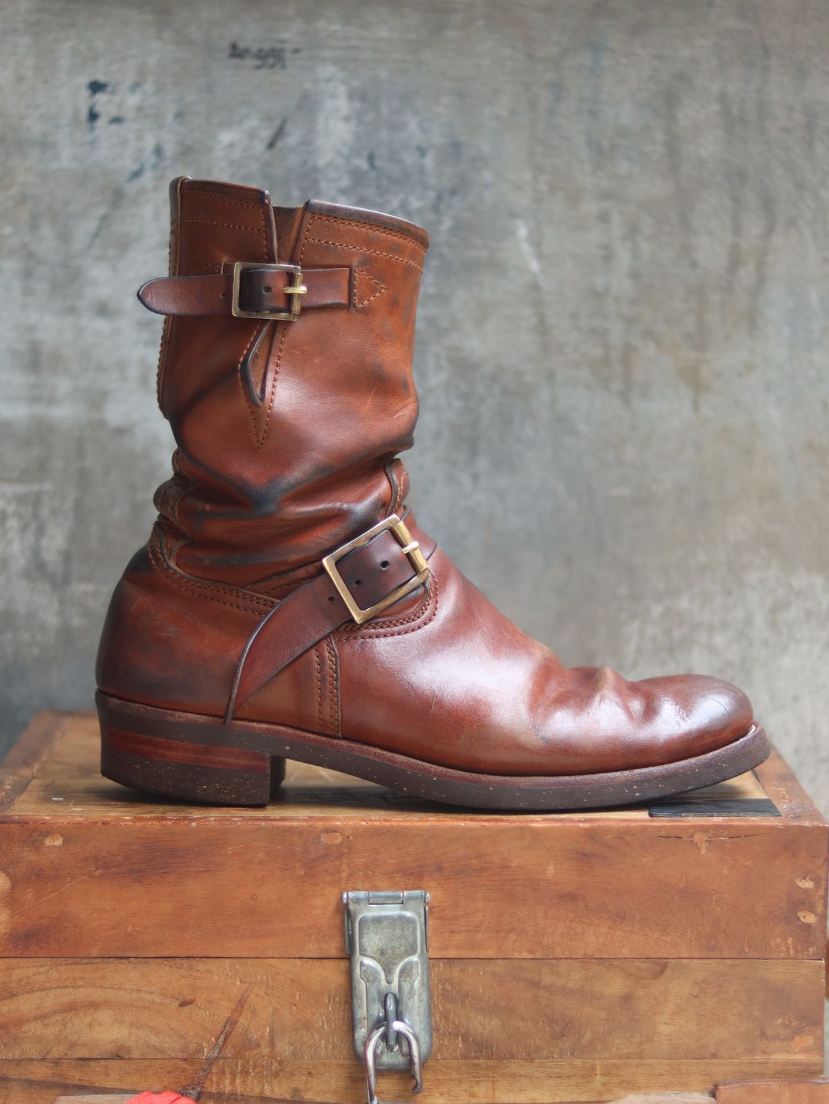 Photo by januardwijuang on December 24, 2024 of the Briselblack The Keeper 'Type 2' Engineer Boot in Toscanello Waxed Horsebutt Maryam Tannery.
