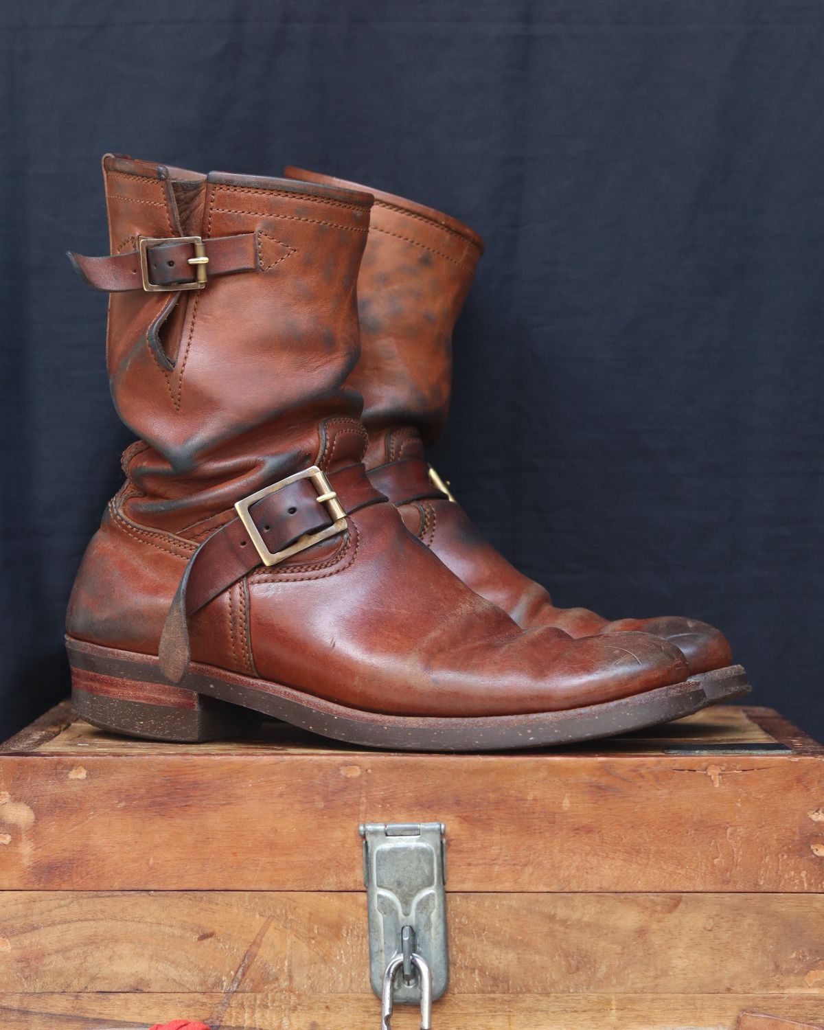Photo by januardwijuang on January 1, 2025 of the Briselblack The Keeper 'Type 2' Engineer Boot in Toscanello Waxed Horsebutt Maryam Tannery.