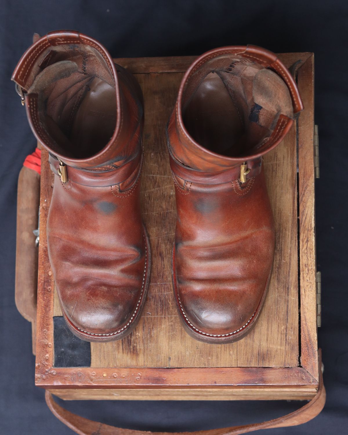 Photo by januardwijuang on January 1, 2025 of the Briselblack The Keeper 'Type 2' Engineer Boot in Toscanello Waxed Horsebutt Maryam Tannery.