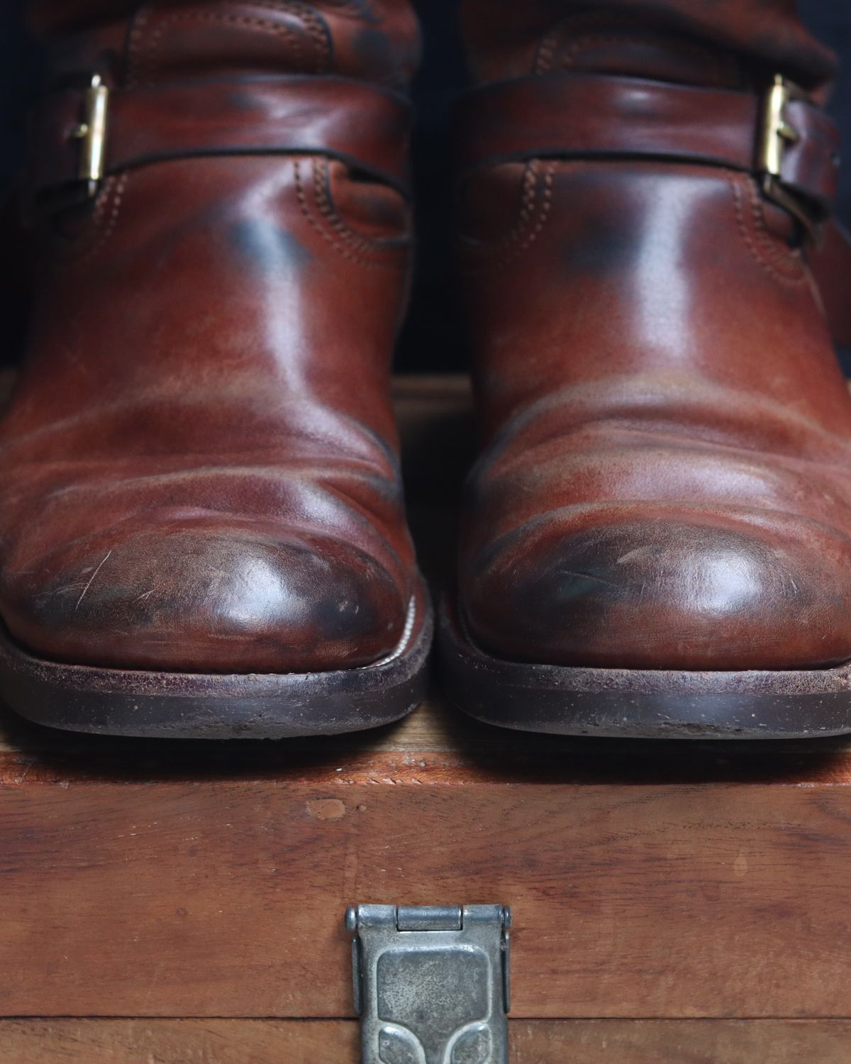 Photo by januardwijuang on January 1, 2025 of the Briselblack The Keeper 'Type 2' Engineer Boot in Toscanello Waxed Horsebutt Maryam Tannery.