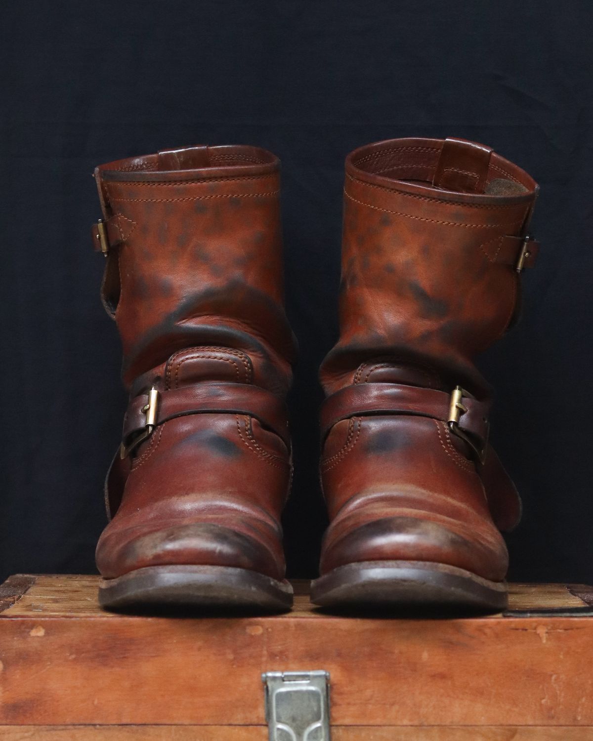 Photo by januardwijuang on January 31, 2025 of the Briselblack The Keeper 'Type 2' Engineer Boot in Toscanello Waxed Horsebutt Maryam Tannery.