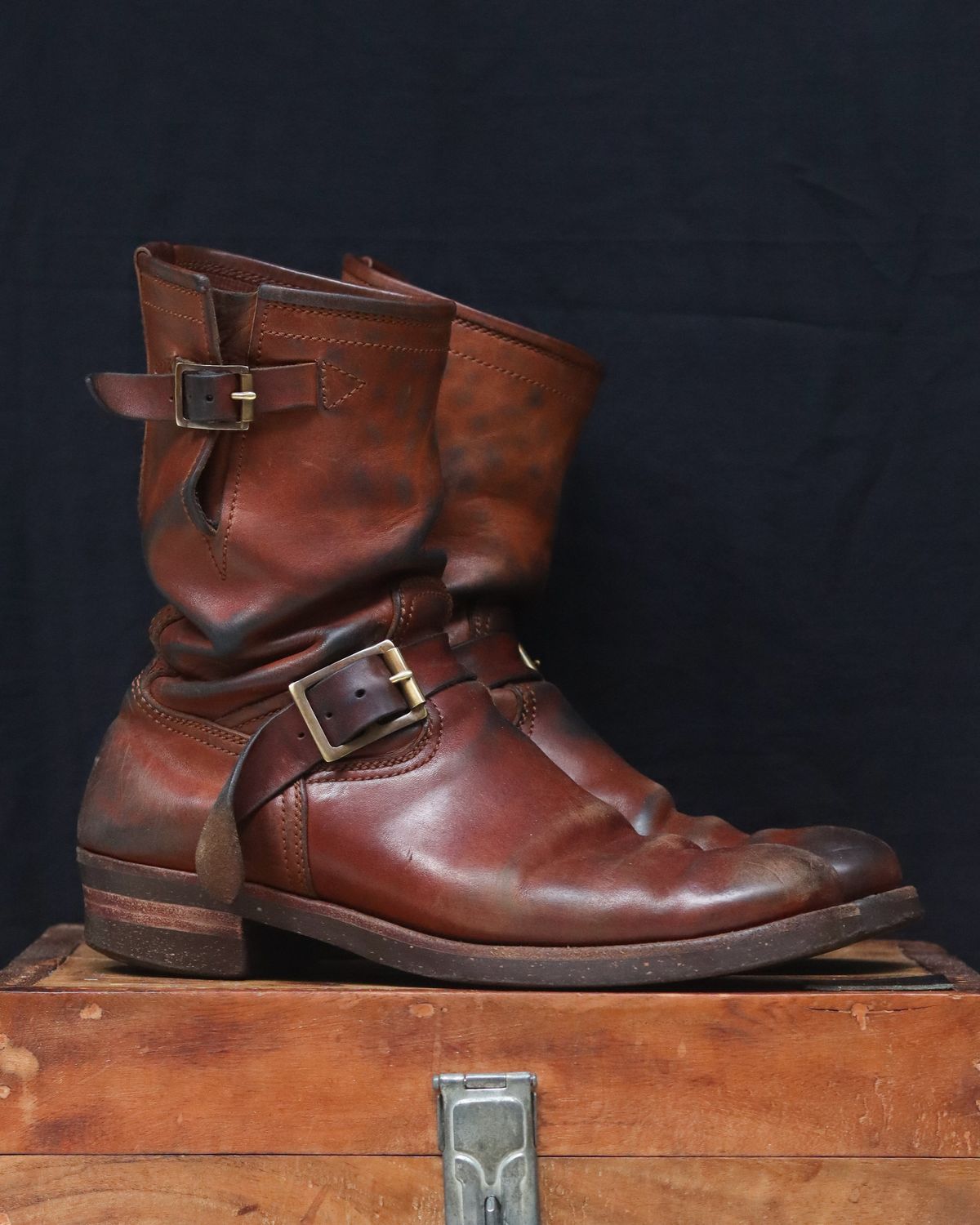 Photo by januardwijuang on January 31, 2025 of the Briselblack The Keeper 'Type 2' Engineer Boot in Toscanello Waxed Horsebutt Maryam Tannery.
