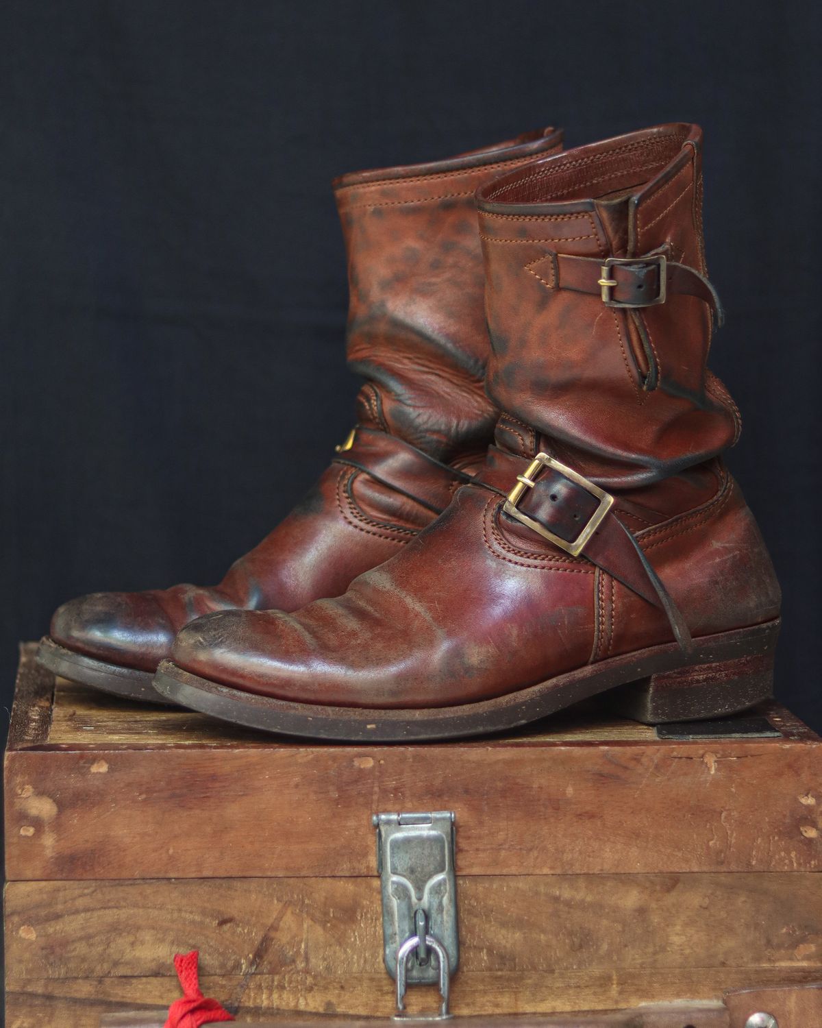 Photo by januardwijuang on March 1, 2025 of the Briselblack The Keeper 'Type 2' Engineer Boot in Toscanello Waxed Horsebutt Maryam Tannery.