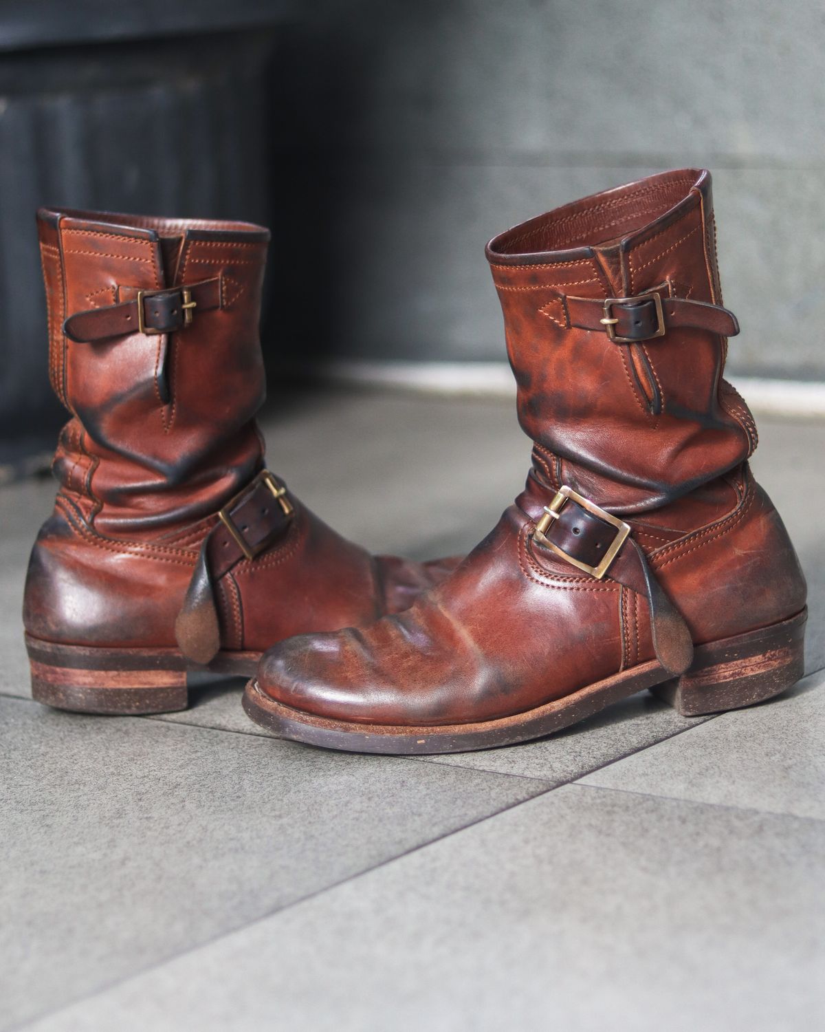 Photo by januardwijuang on March 23, 2025 of the Briselblack The Keeper 'Type 2' Engineer Boot in Toscanello Waxed Horsebutt Maryam Tannery.