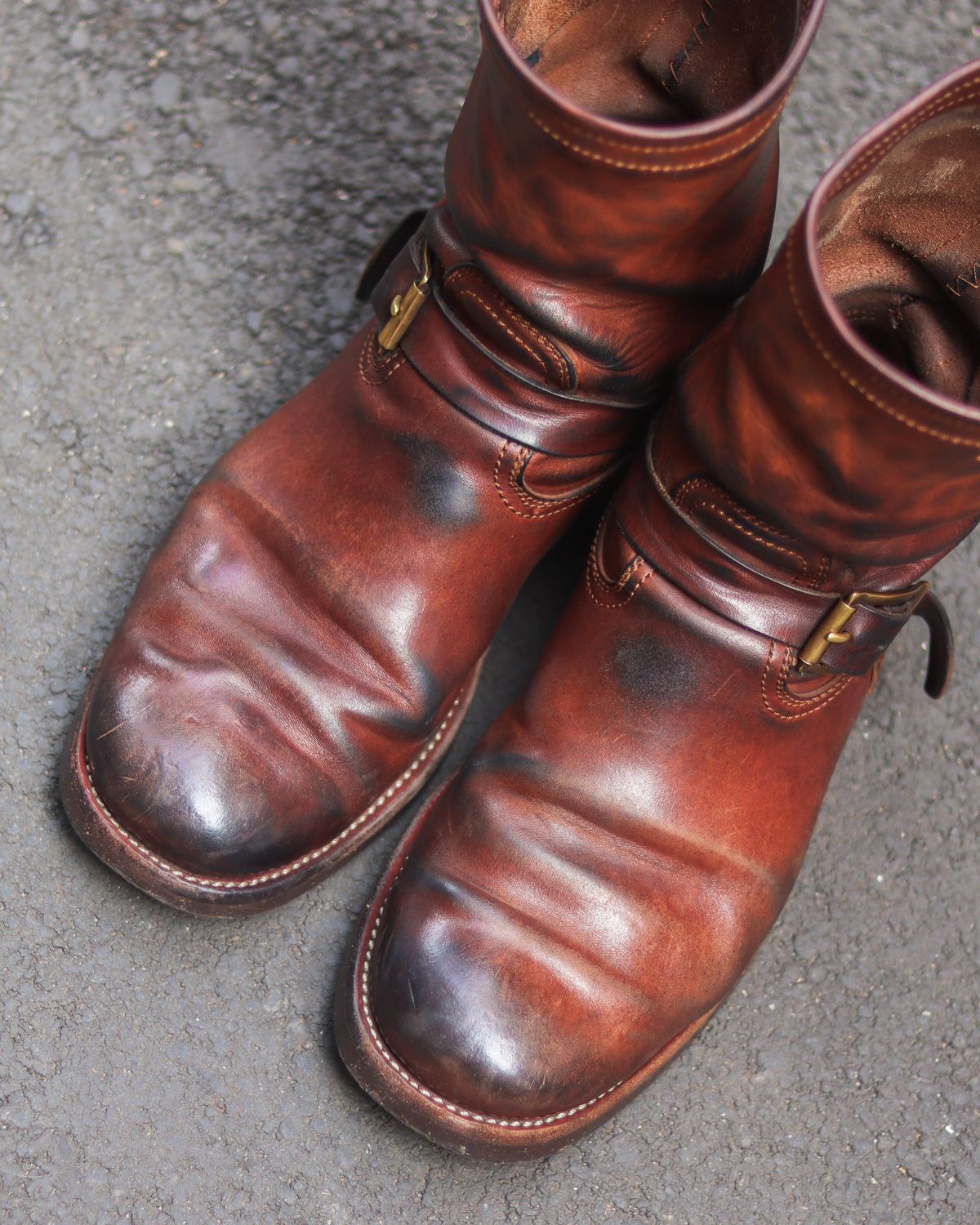 Photo by januardwijuang on March 30, 2025 of the Briselblack The Keeper 'Type 2' Engineer Boot in Toscanello Waxed Horsebutt Maryam Tannery.